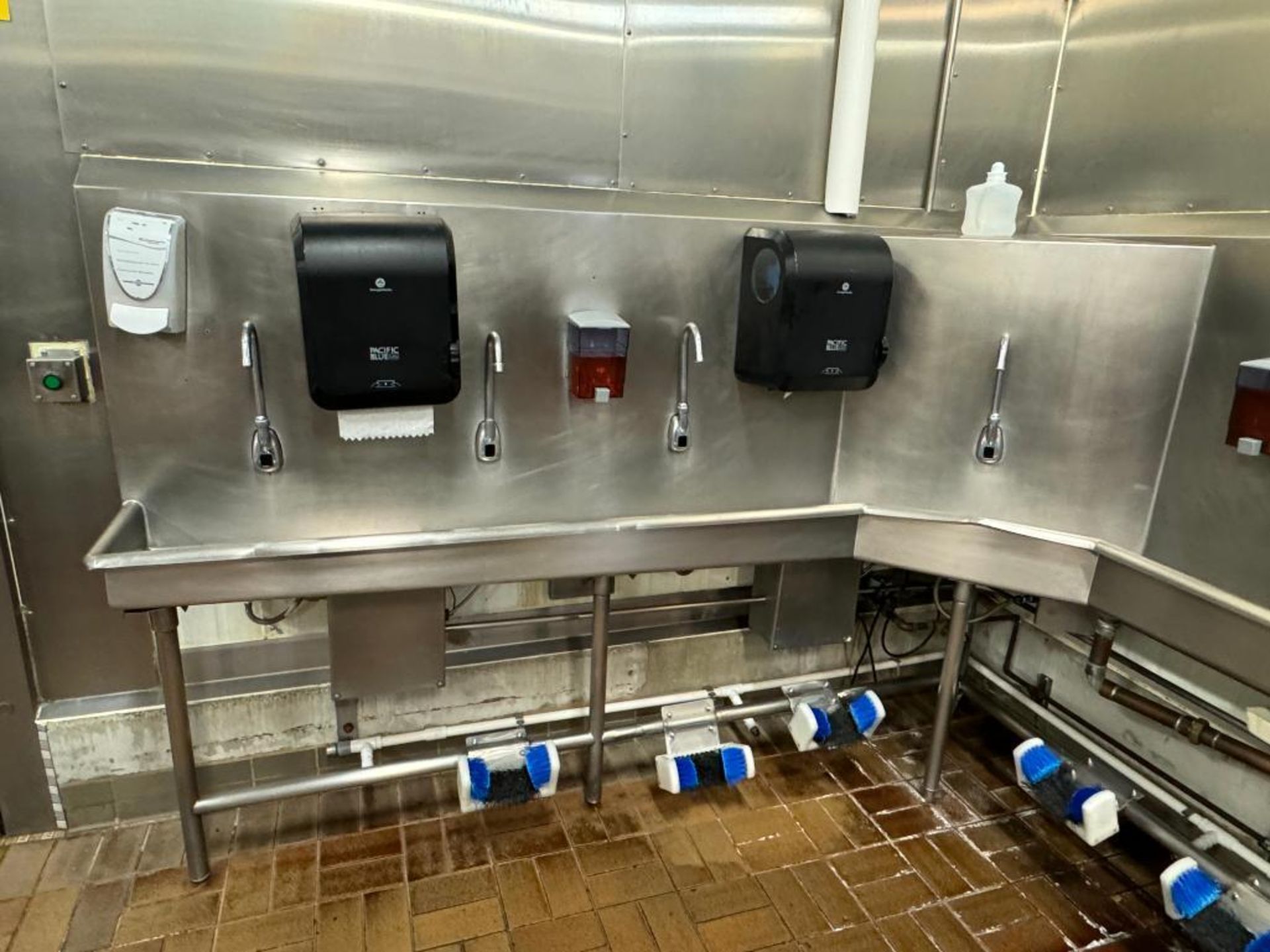 Hand Wash Station with 7 Sinks - Image 3 of 3