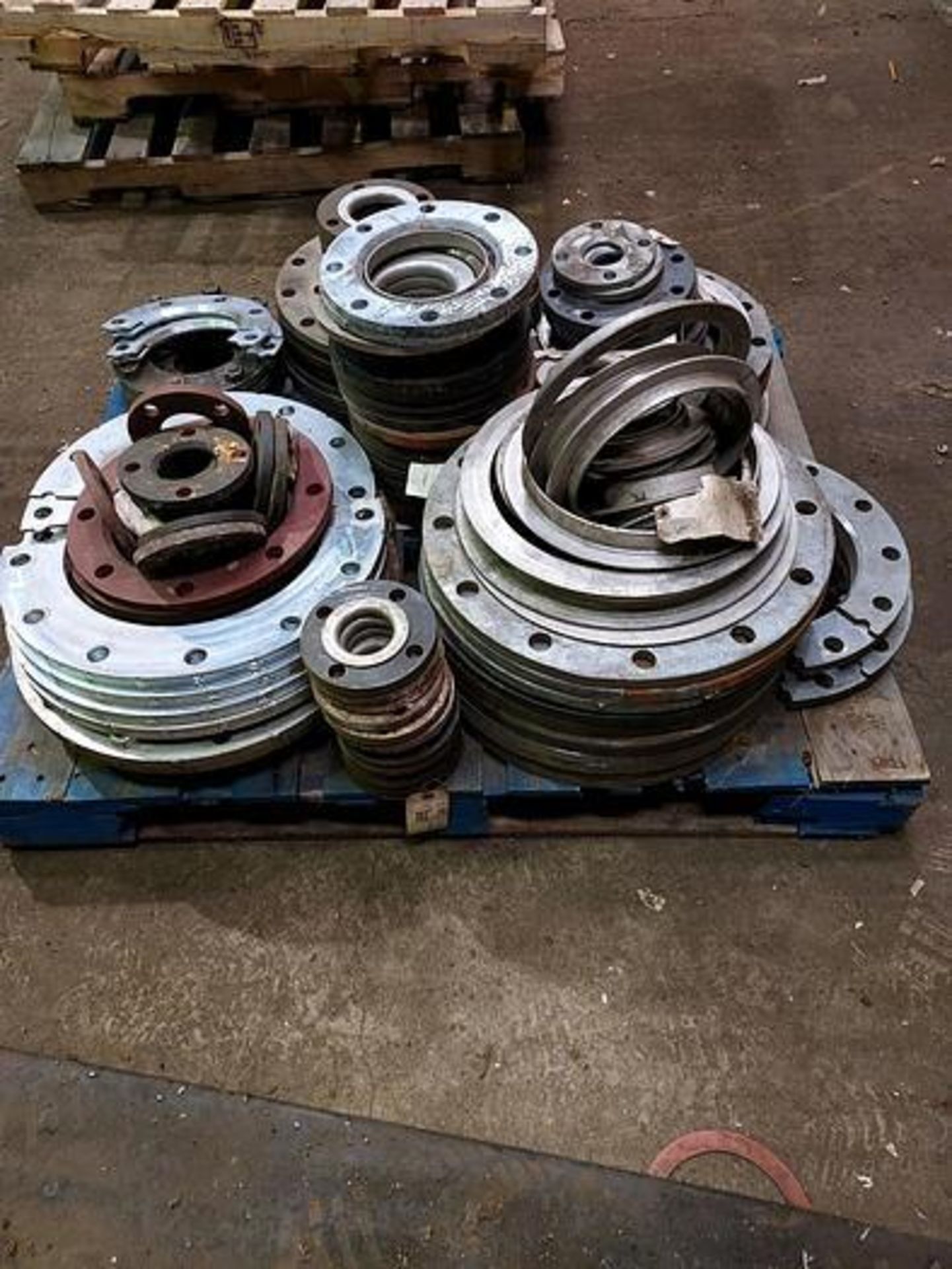 METAL FLANGES RINGS AND TUBING IN VARIOUS SIZES - Image 2 of 4