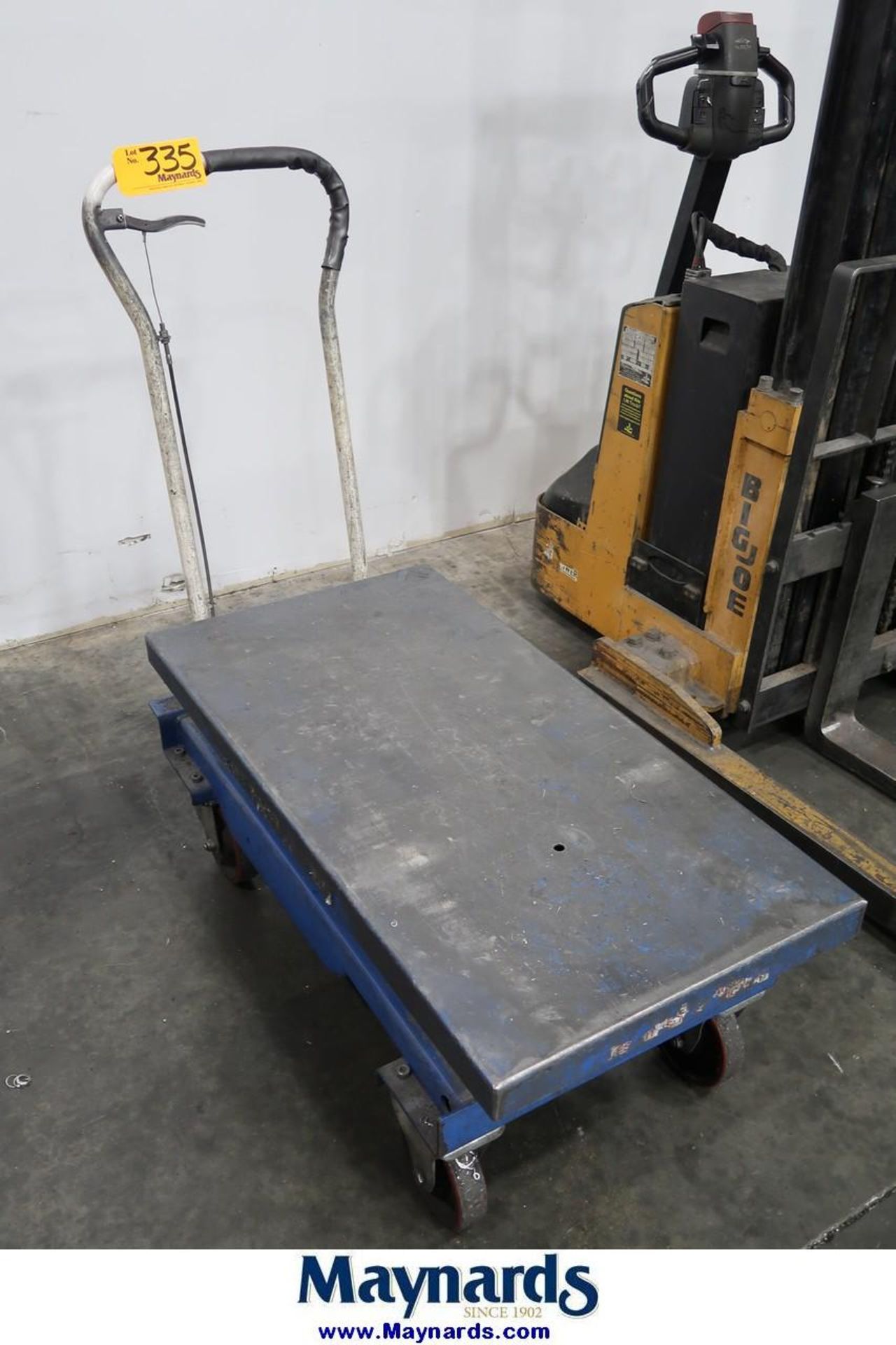 Global Supply BS50D 1,100 Lb. Capacity Lift Table Cart