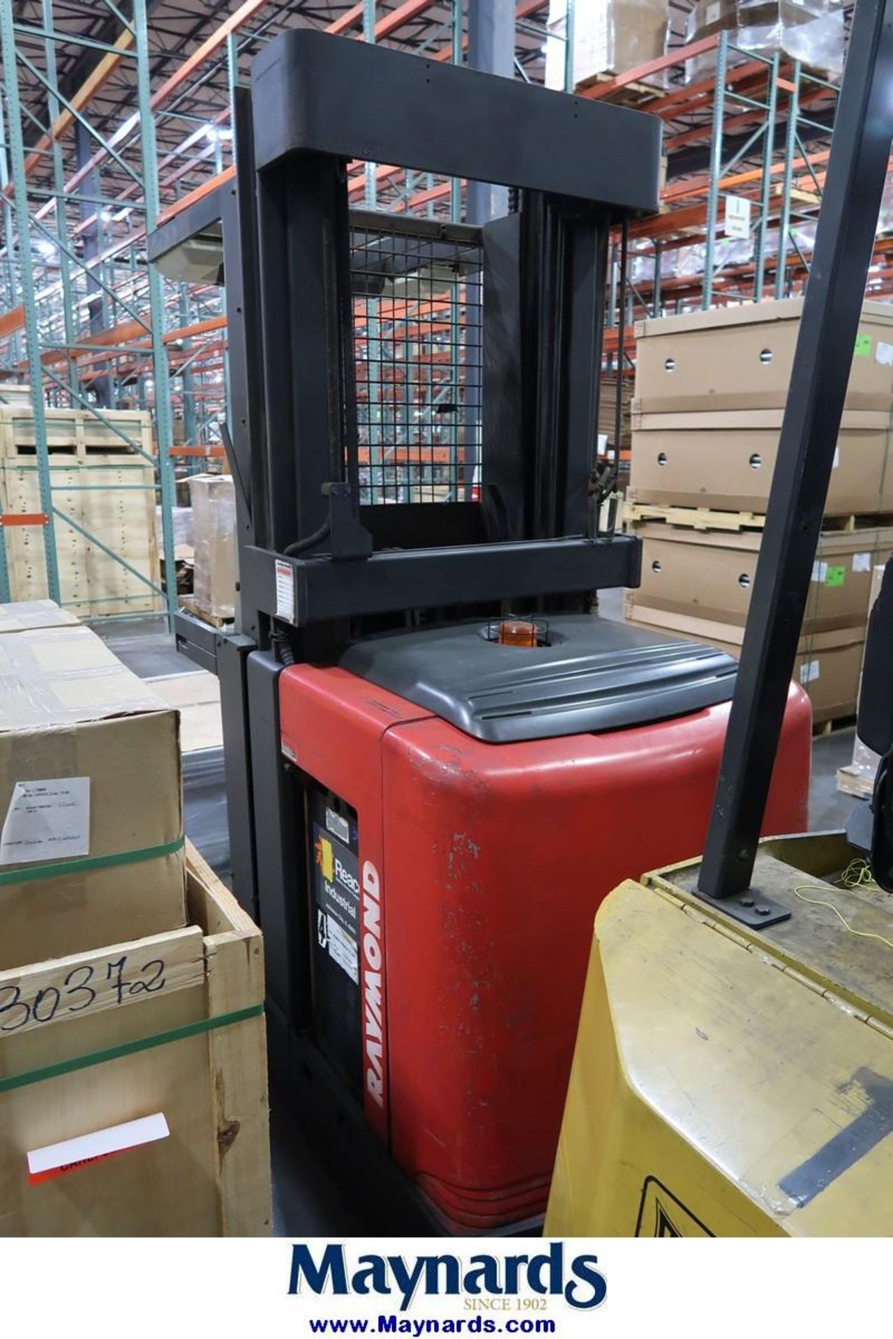 Raymond EASI-OPC30TT 3,000 Lb. Capacity 24V Electric Order Picker - Bild 5 aus 6