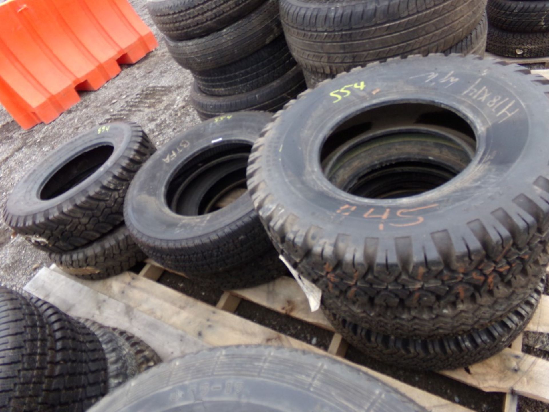 Large Pallet (8) Assorted Car & Truck Tires