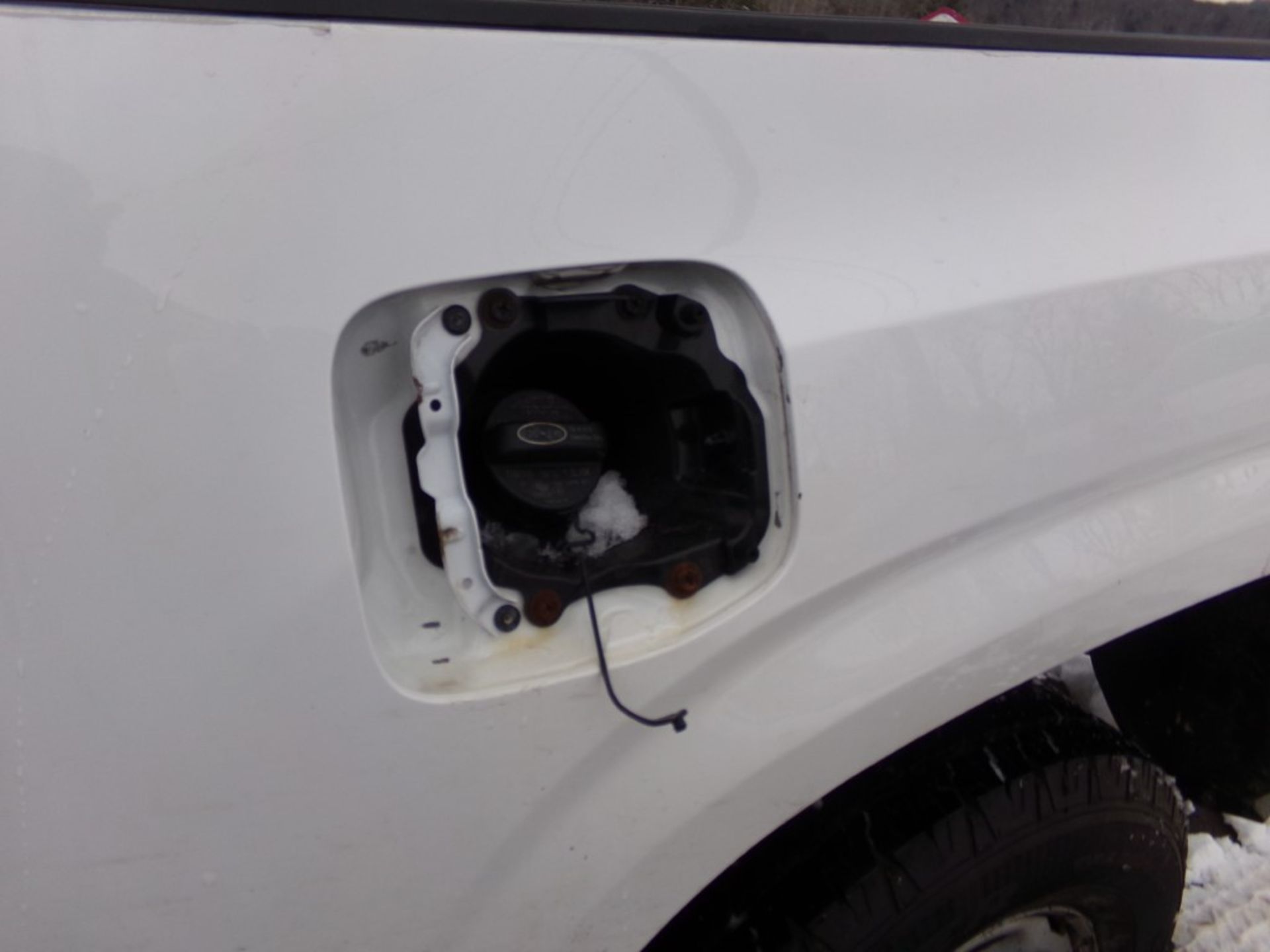2019 Toyota Tacoma Ext Cab SR, 2wd, White, 122,834 Miles, VIN#5TFRX5GN8KX147601, GAS TANK DOOR IS - Image 6 of 7