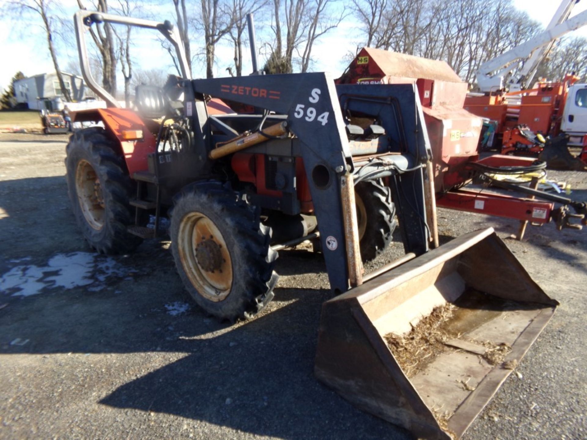 Zetor 5245 4WD Tractor, With S594 Loader 72'' Bucket, Front Tires Like New Rears Are Very Good. Dual - Image 4 of 7