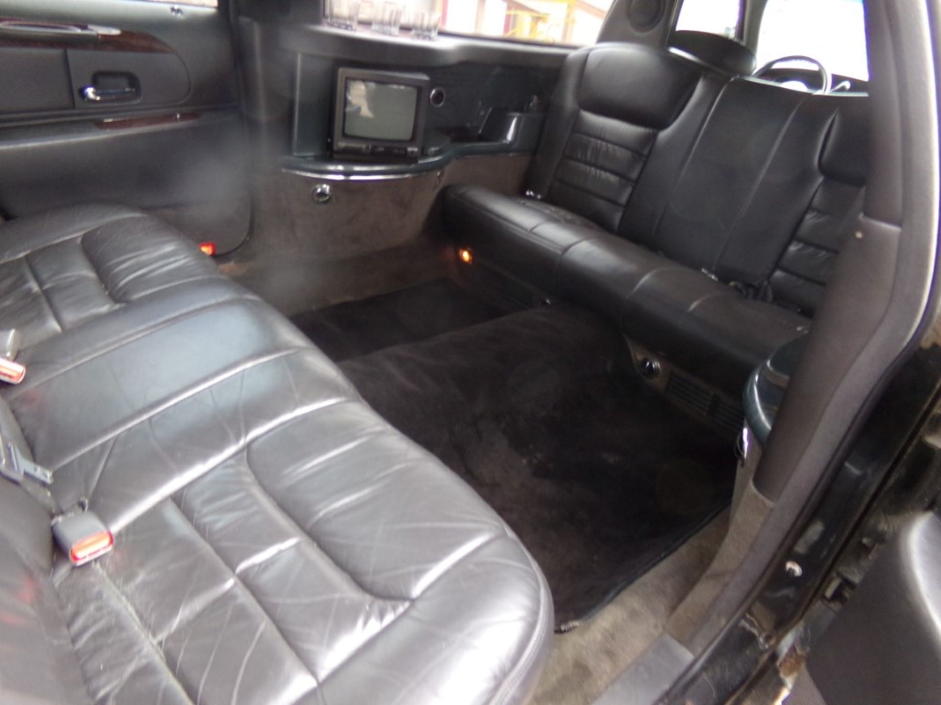 1999 Lincoln Town Car Executive (Limo), Leather, This Vehicle is a Limosine, Black, 220,606 Miles, - Bild 6 aus 8