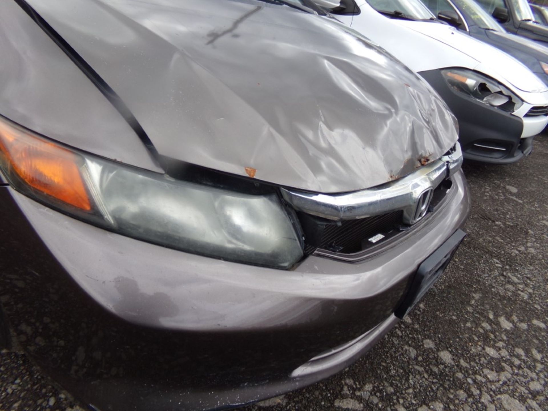 2012 Honda Civic LX, Gray, 163,644 Miles, VIN#: 2HGFB2F55CH572783, CRACKED WINDSHIELD, PAINT FADED - Bild 7 aus 11