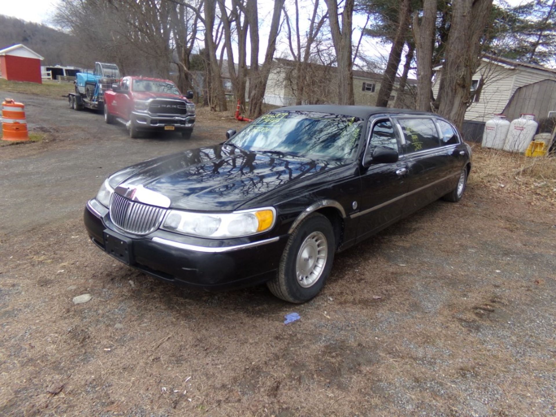 1999 Lincoln Town Car Executive (Limo), Leather, This Vehicle is a Limosine, Black, 220,606 Miles,