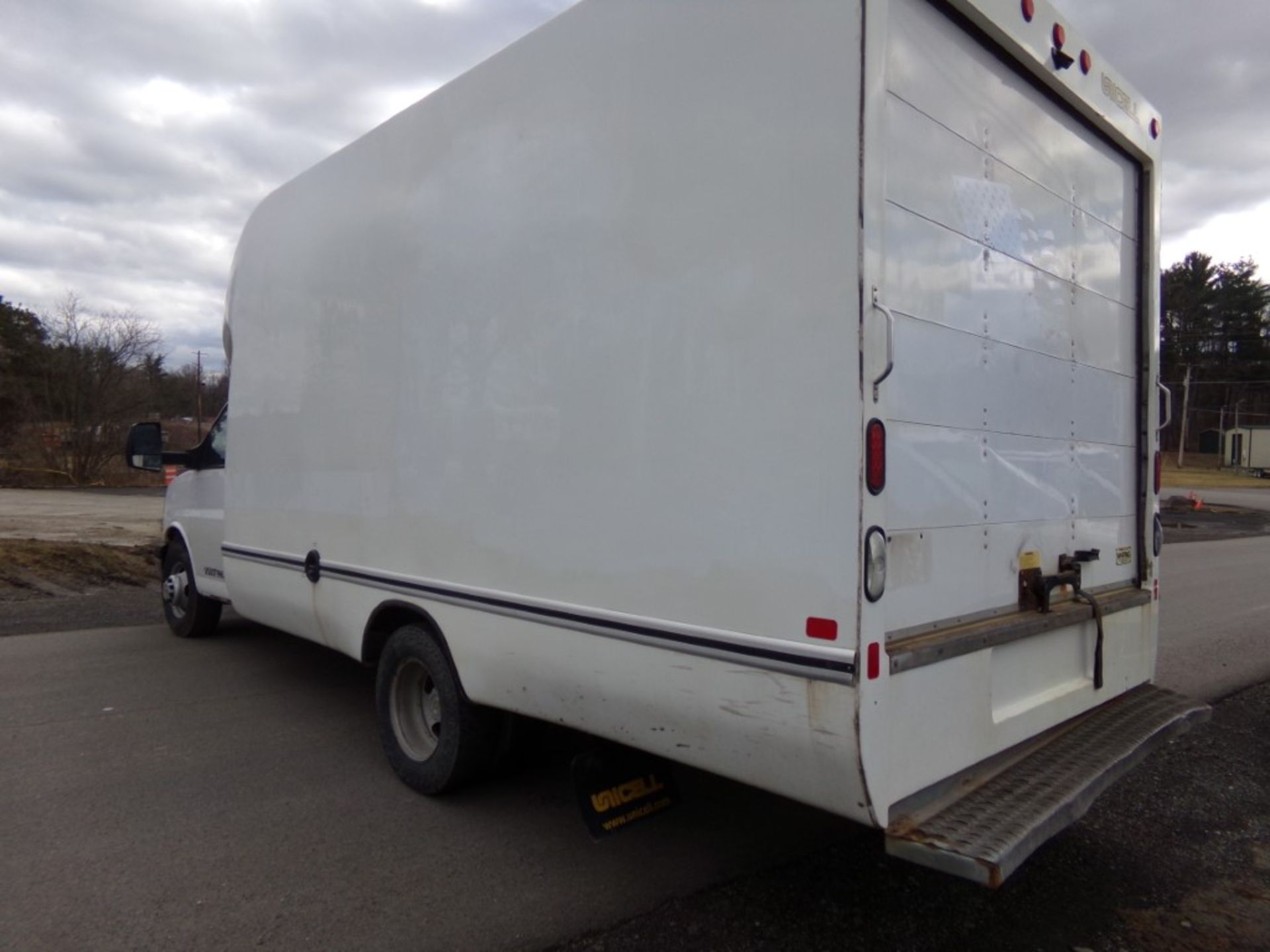 2017 Chevrolet G3500 Box Van, White, 219,568 Mi., Box is Aprox.16 FT Long, REAR BUMPER IS BENT, - Image 3 of 13