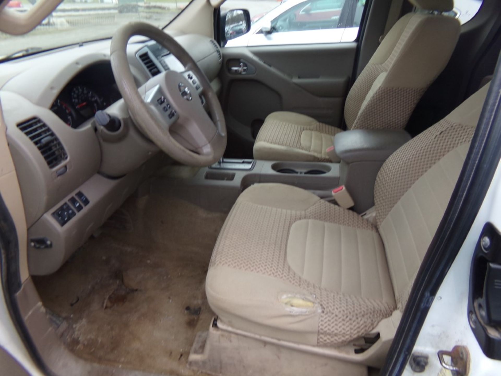 2015 Nissan Frontier SV 4 x 4 Ext. Cab, White, 131,593 Miles, Hard Fiberglass Toneau Cover, Orange - Image 5 of 8