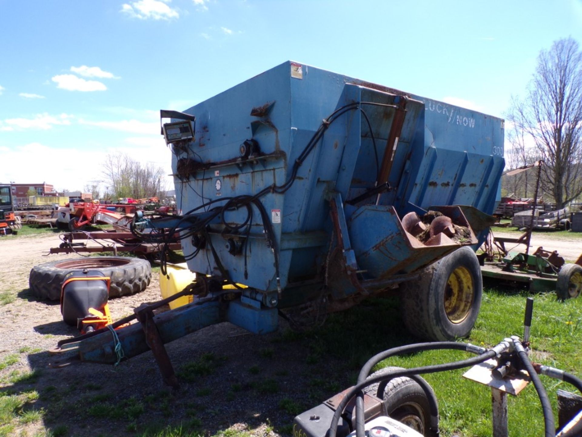 Lucknow 300 Mixer Wagon w/Scales, Blue (4413) - Image 2 of 2