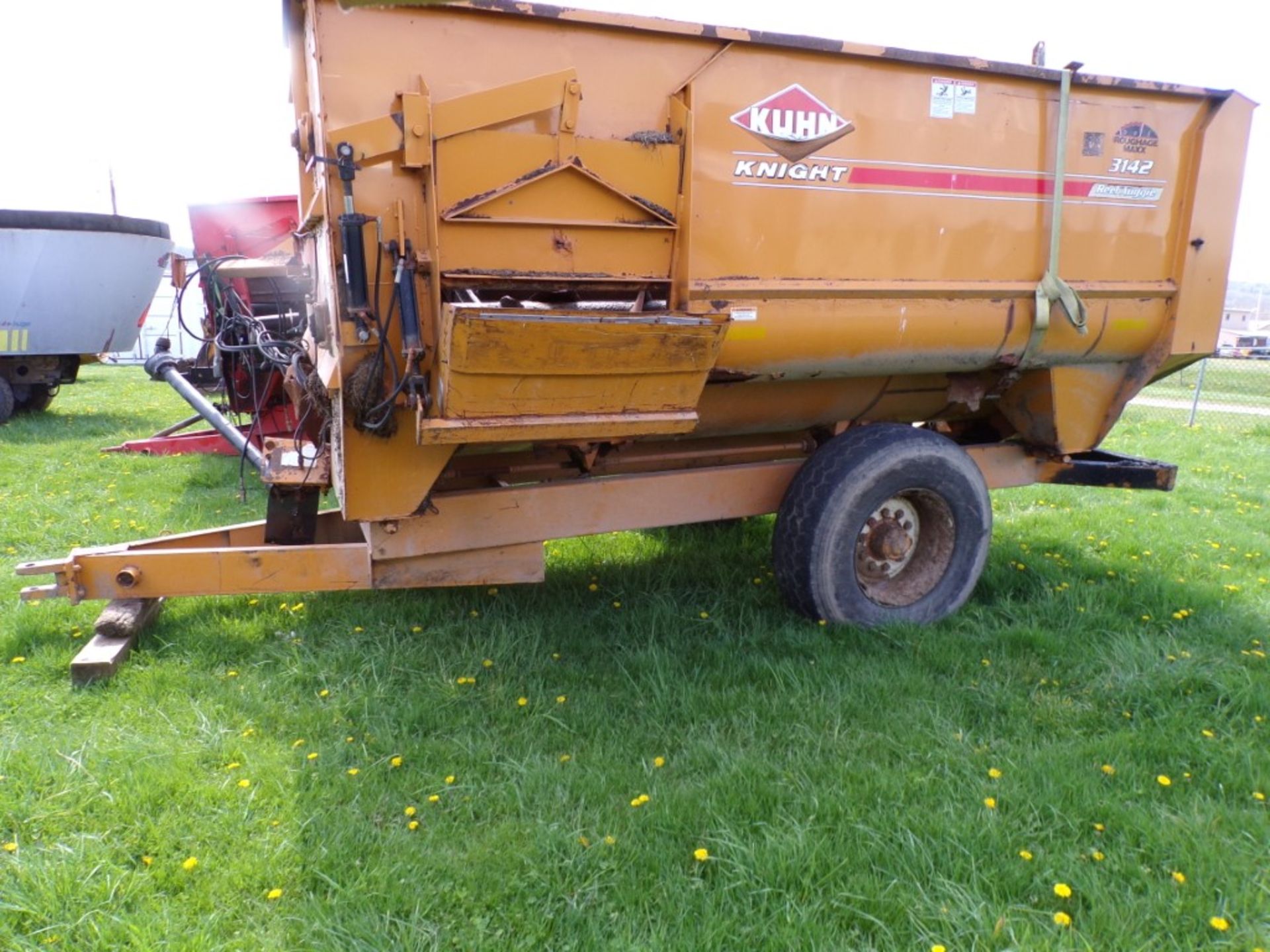 Knight Kuhn 3142 Mixer Wagon, Yellow, No Scales, Rough Condition, NO SCALES (4340) - Image 2 of 5