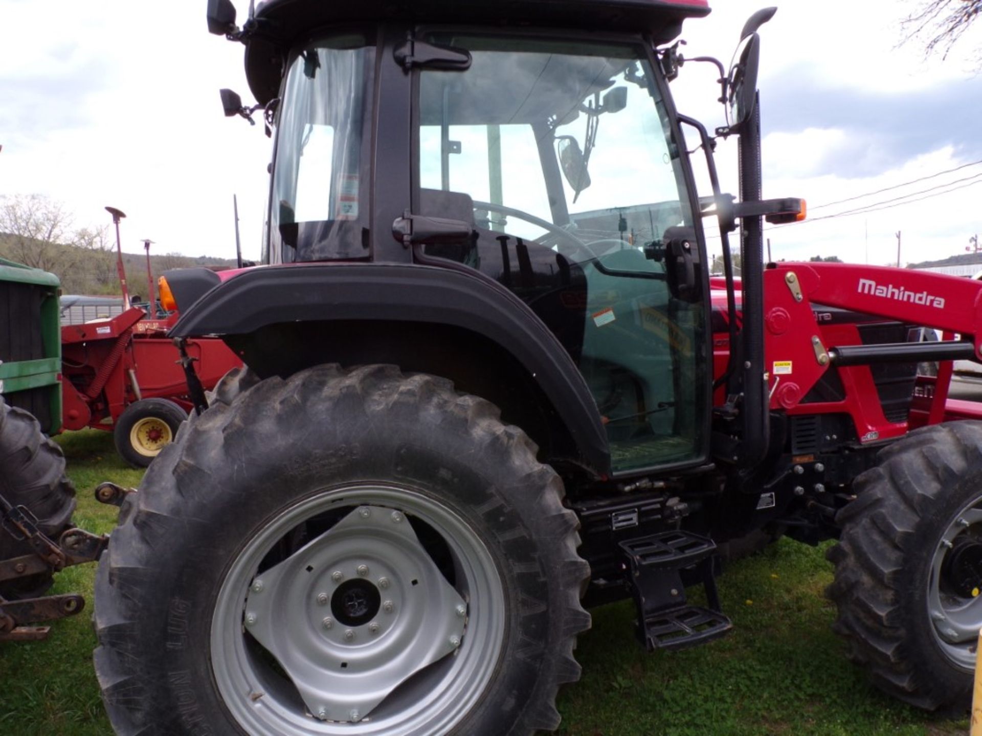 Mahindra 6075-PST 4 WD Tractor with 6075 CL Loader, Shuttle Trans., Skid Steer Bucket Coupler, - Image 5 of 8