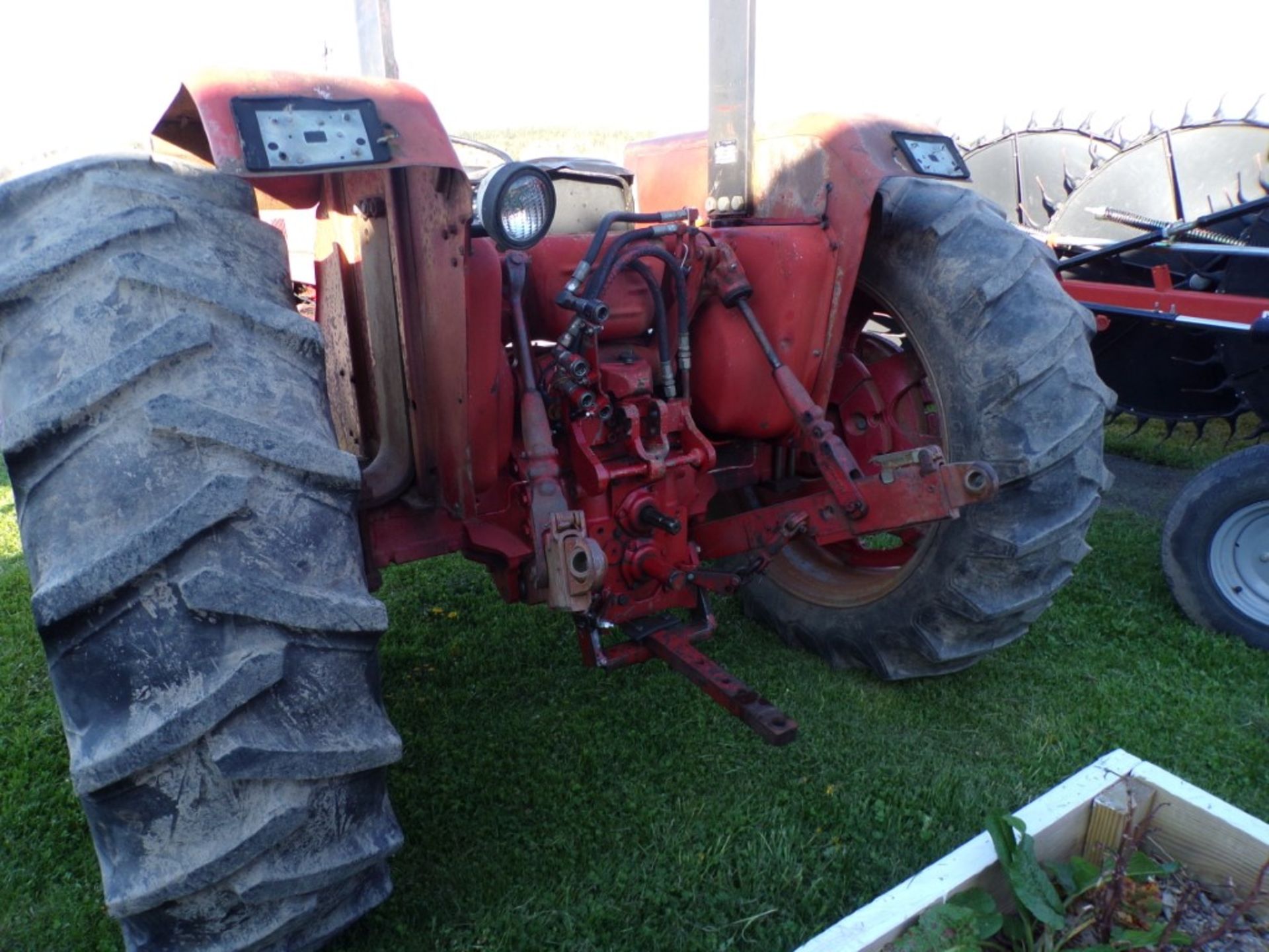 64' International 784 Row Crop with Canopy, 65 HP, 2 WD, Wheel Weights, Dual PTO, Dual Hydraulics, - Image 2 of 4