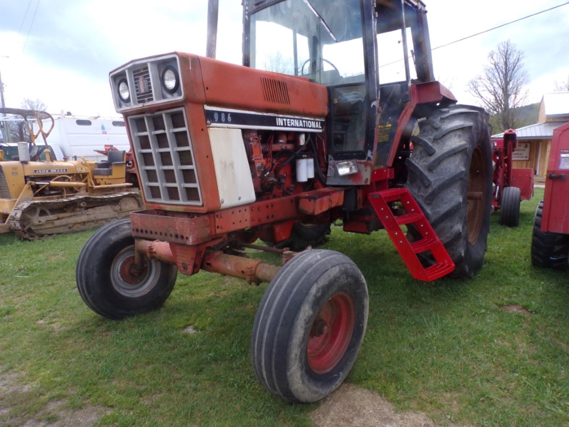 International 986, 2WD, TA Works Good, (2) PTOs, Dual Remote, No Doors, Can't See Hours (5470) - Image 2 of 4