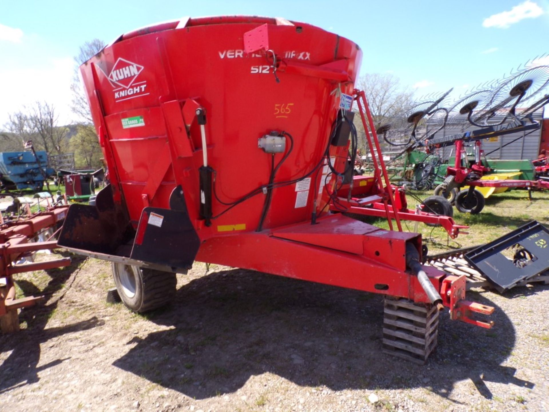 Kuhn 5127 Vertical Mixing/Feeder Wagon - Like New, Never Came w/Scales - Super Nice! (4395)