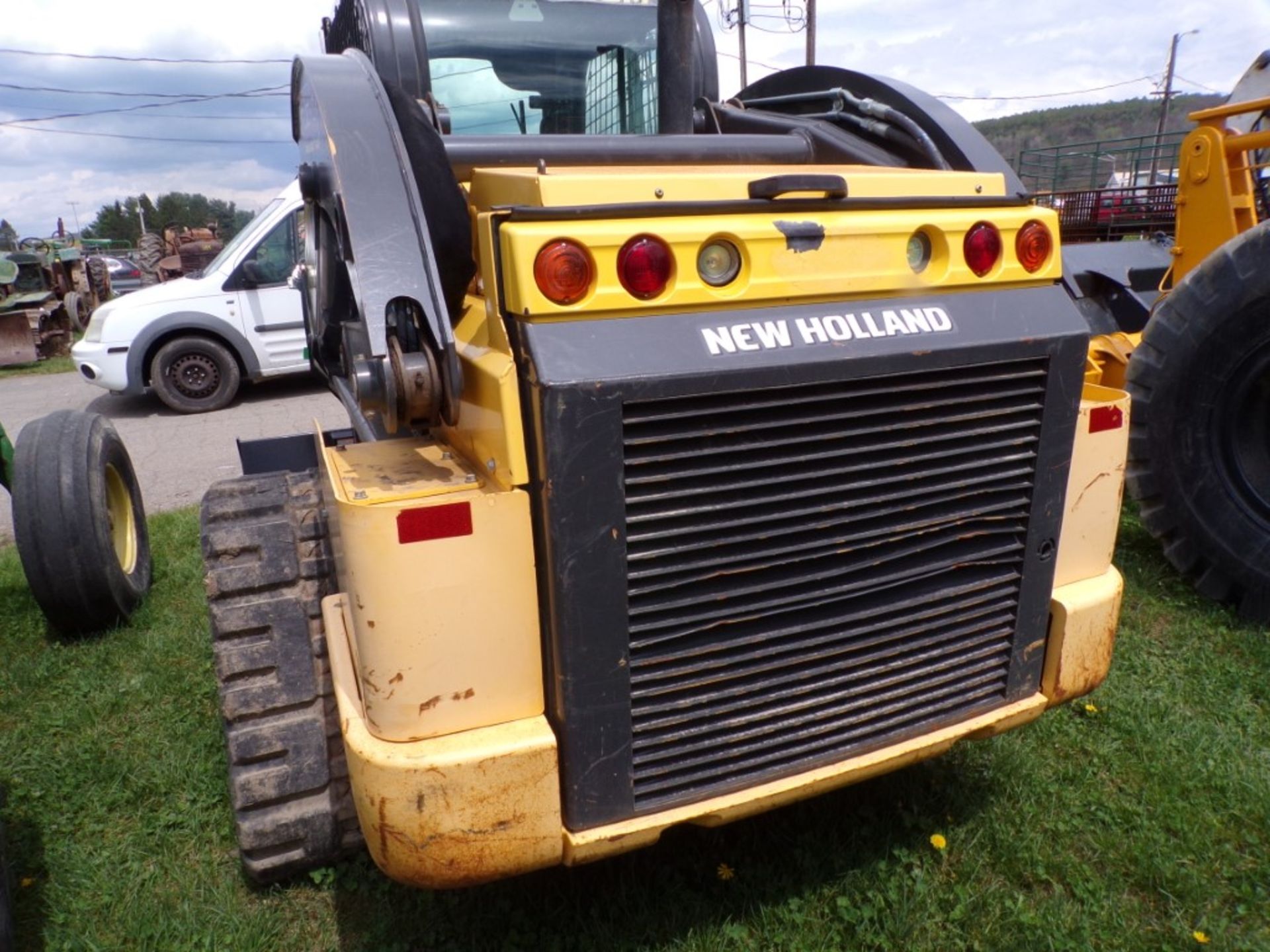 New Holland C238 Tracked Skid Loader, EROPS Cab with AC, Hand Controls, 78'' Bucket, Aux. - Image 4 of 5