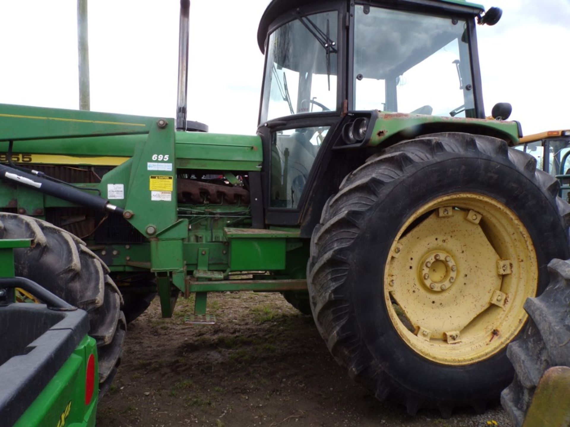 John Deere 2955 4 WD Tractor with Cab and Allied 695 Loader, Good Tires, (3) Rear Hydraulic Remotes, - Image 4 of 7