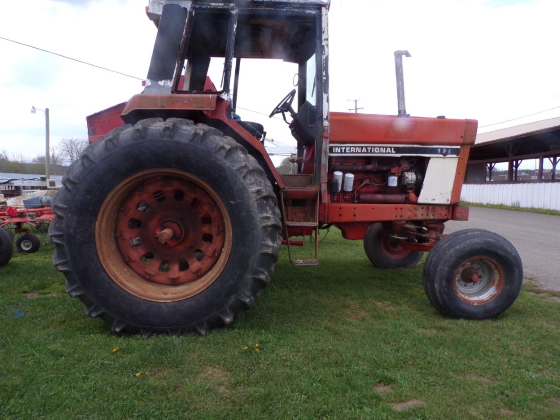 International 986, 2WD, TA Works Good, (2) PTOs, Dual Remote, No Doors, Can't See Hours (5470)