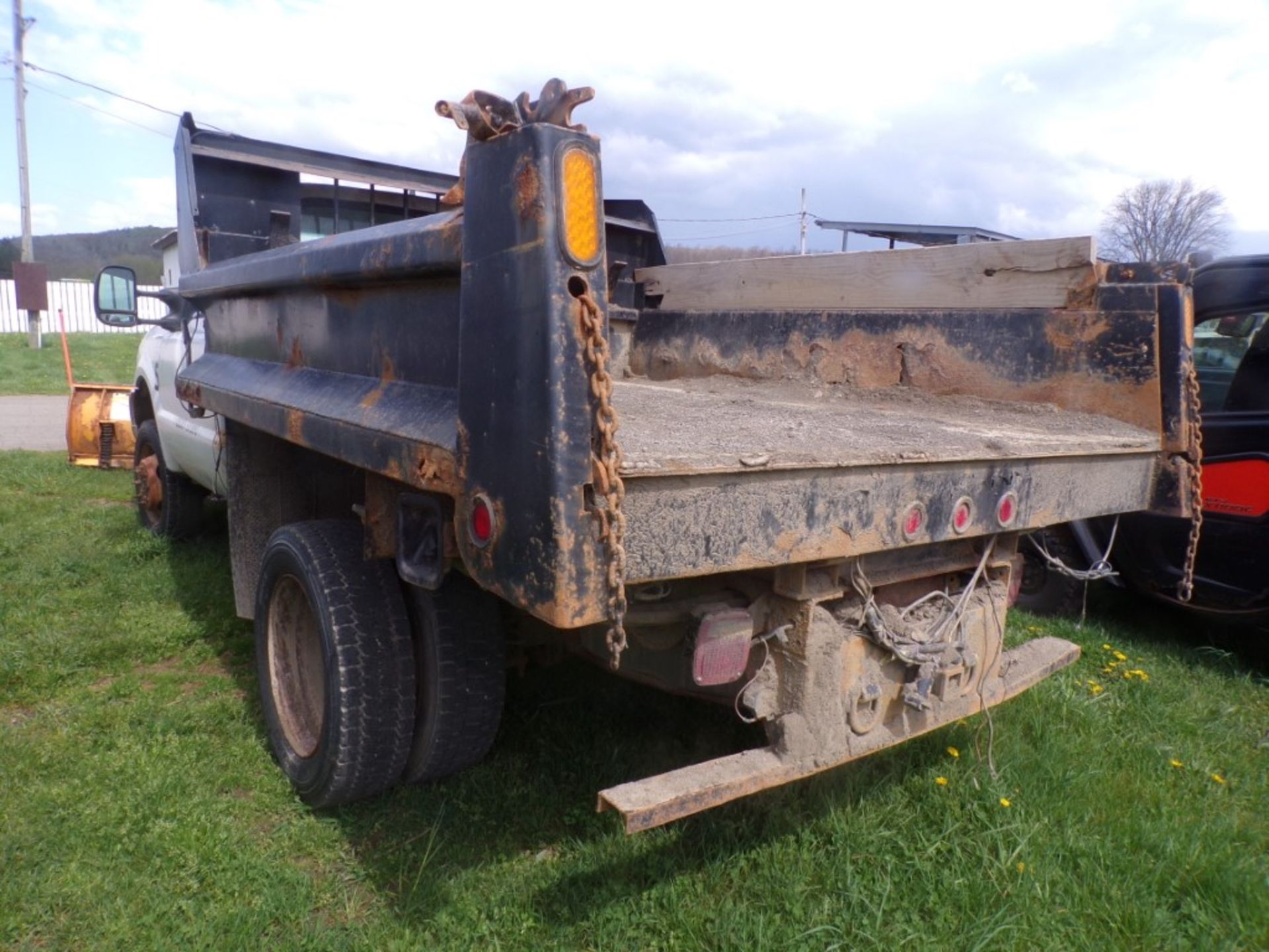 2004 Ford F550 Reg. Cab Dump Truck, 4 WD, Auto, Gas, EZ-V Plow by Fisher, Vin. # 1FDAF57S14ED46294 - - Image 4 of 6