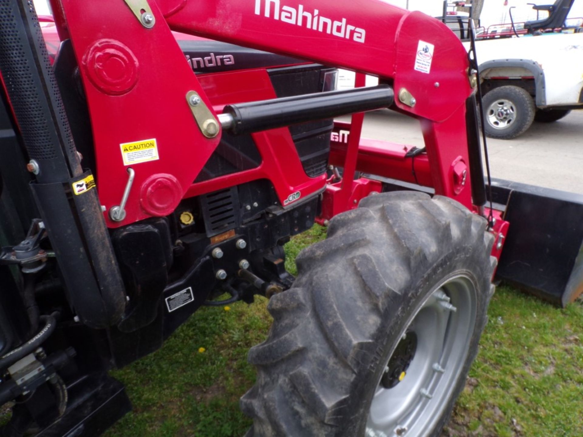 Mahindra 6075-PST 4 WD Tractor with 6075 CL Loader, Shuttle Trans., Skid Steer Bucket Coupler, - Image 6 of 8