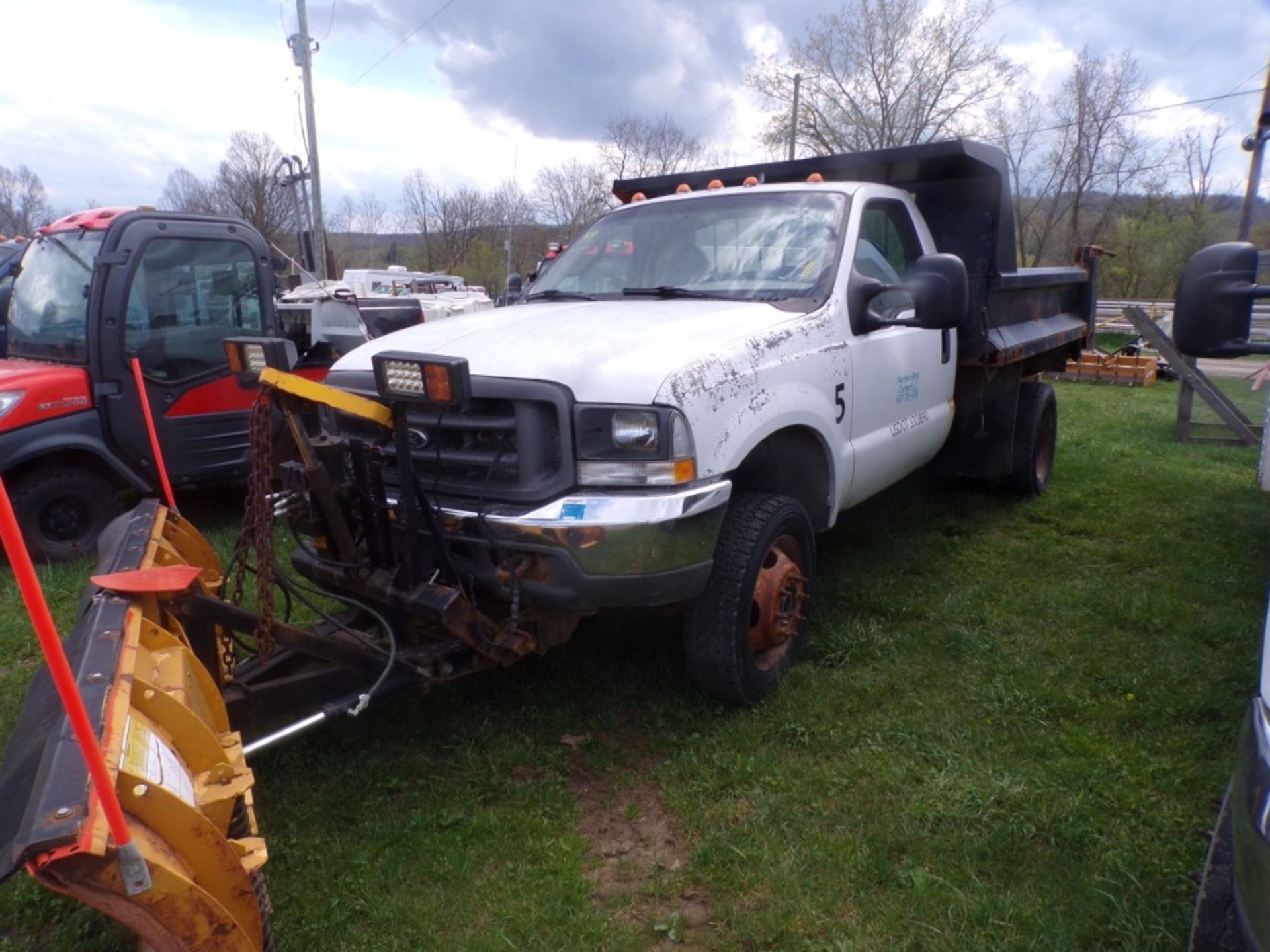 2004 Ford F550 Reg. Cab Dump Truck, 4 WD, Auto, Gas, EZ-V Plow by Fisher, Vin. # 1FDAF57S14ED46294 - - Image 3 of 6