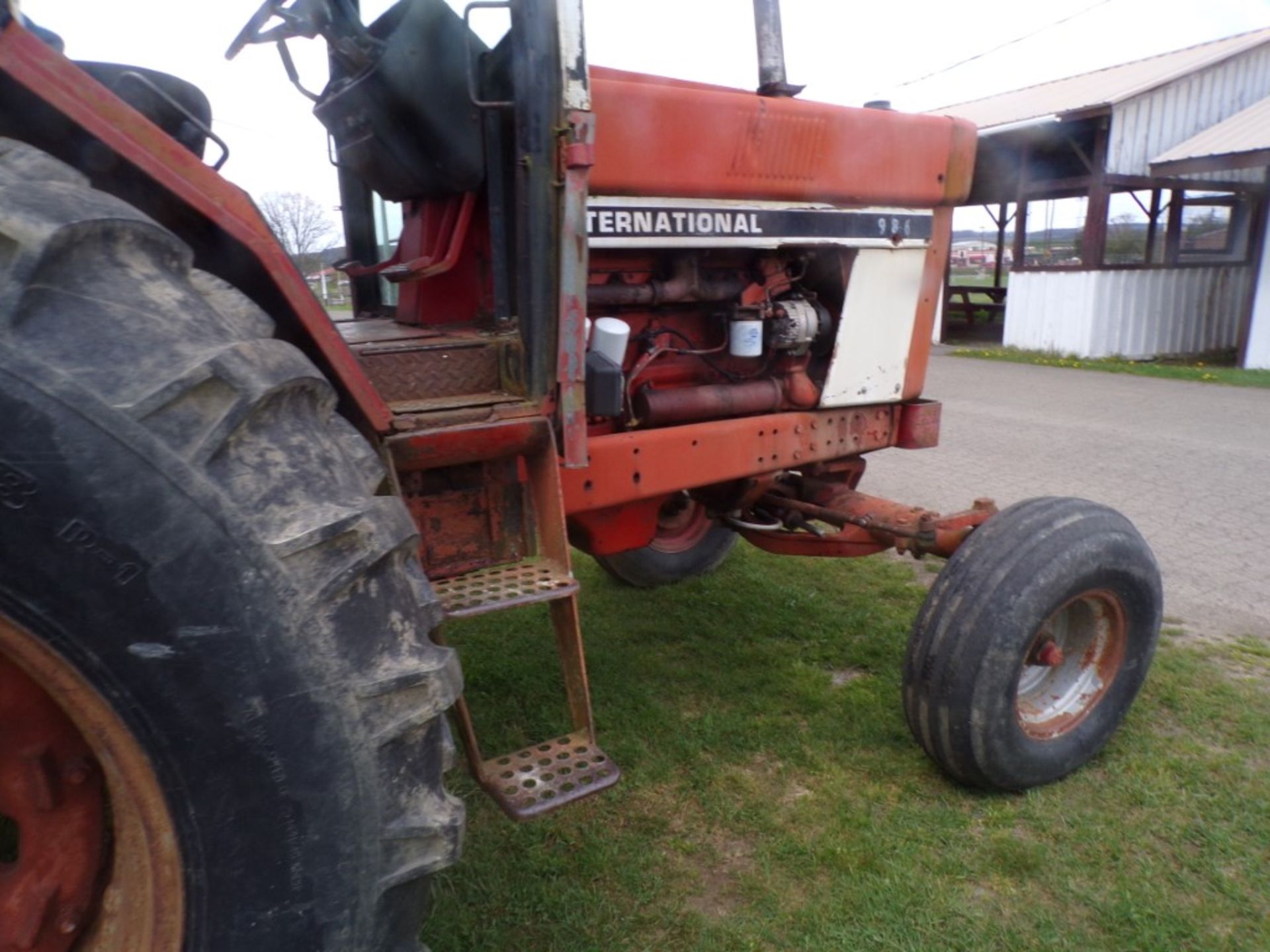 International 986, 2WD, TA Works Good, (2) PTOs, Dual Remote, No Doors, Can't See Hours (5470) - Image 4 of 4