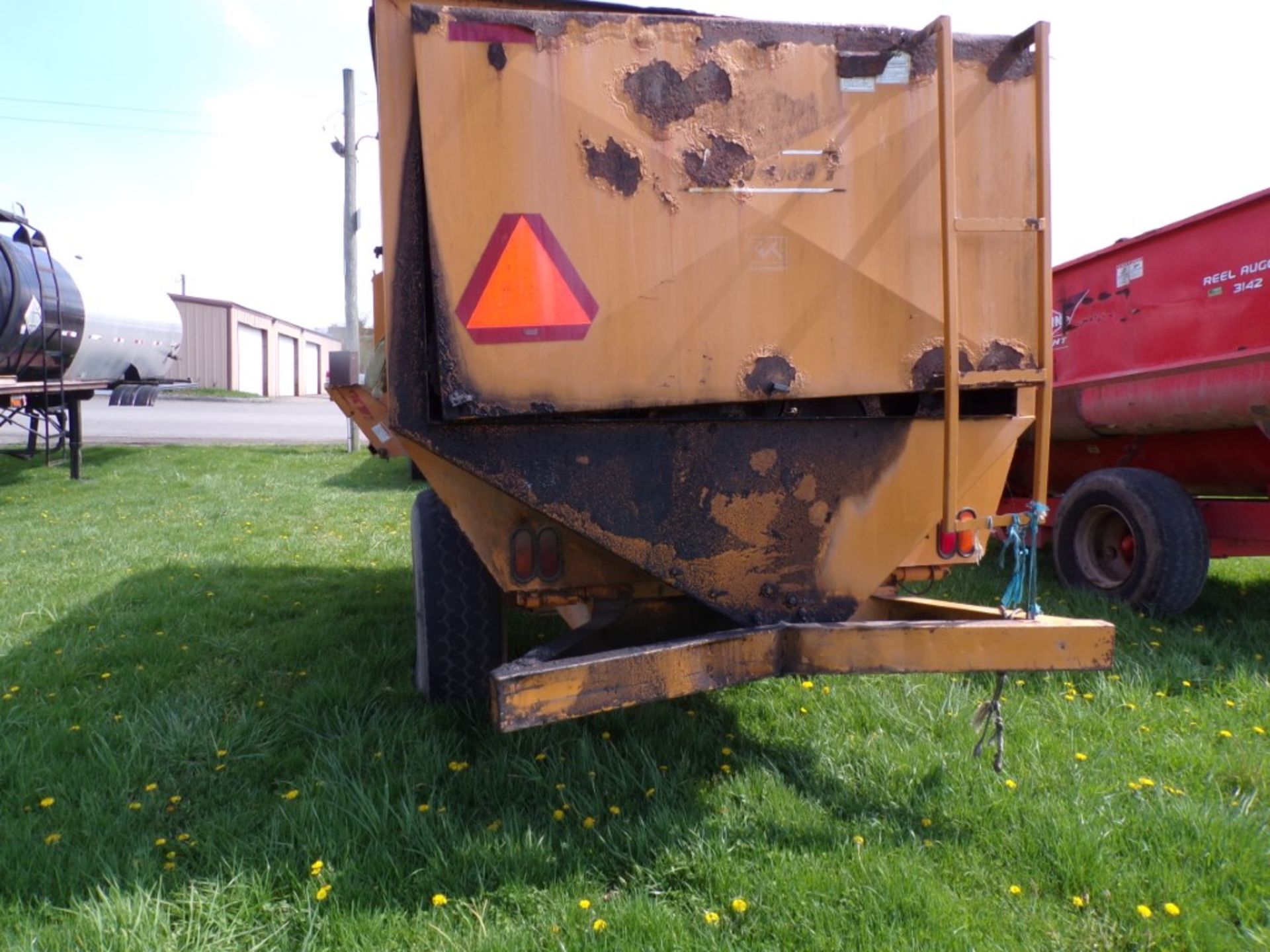 Knight Kuhn 3142 Mixer Wagon, Yellow, No Scales, Rough Condition, NO SCALES (4340) - Image 3 of 5