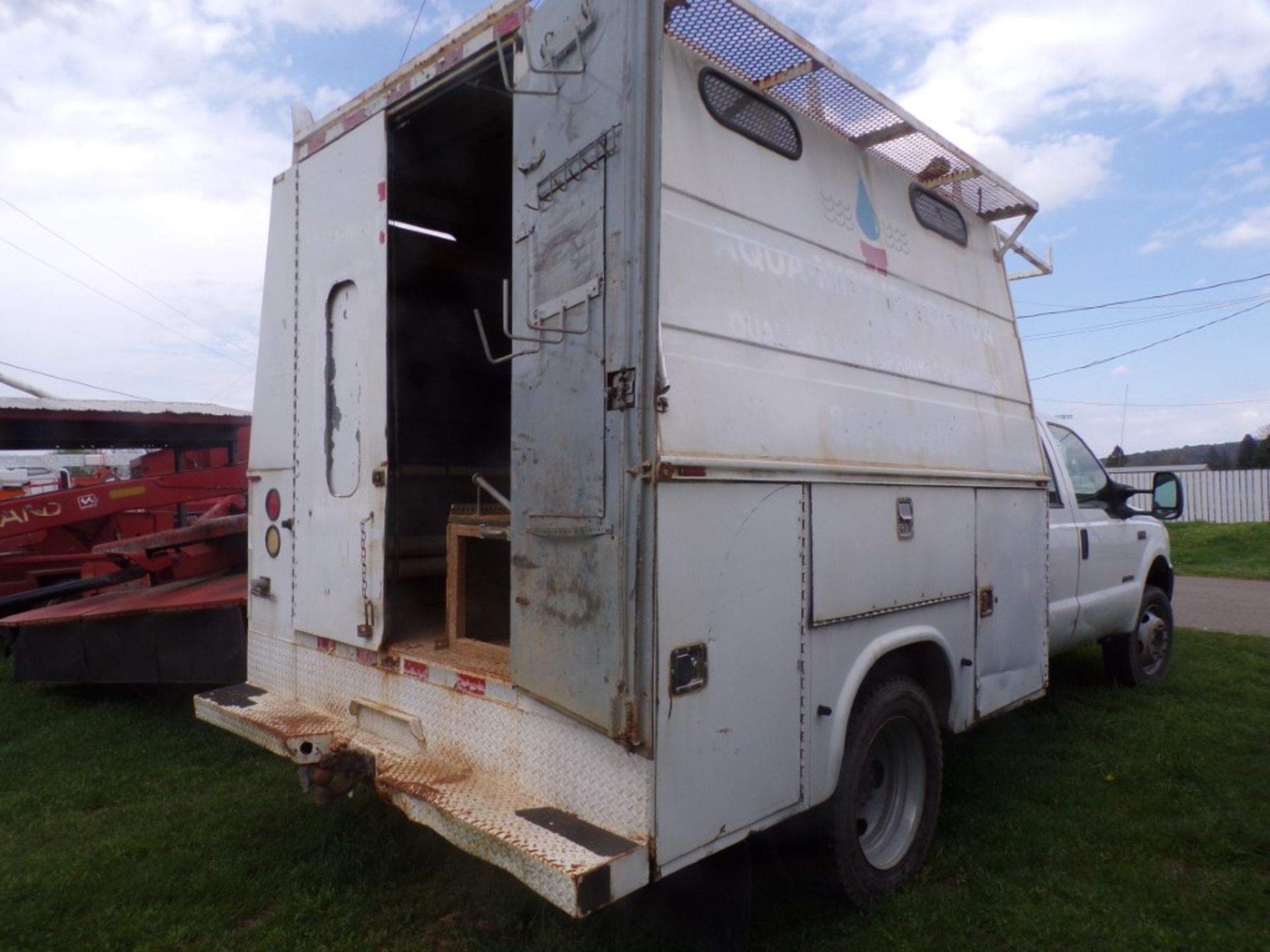 2000 Ford F450 Crew Cab White Utility Truck with Powerstroke Diesel , Auto, 2 WD, 19.5 Rubber, 299, - Image 4 of 8