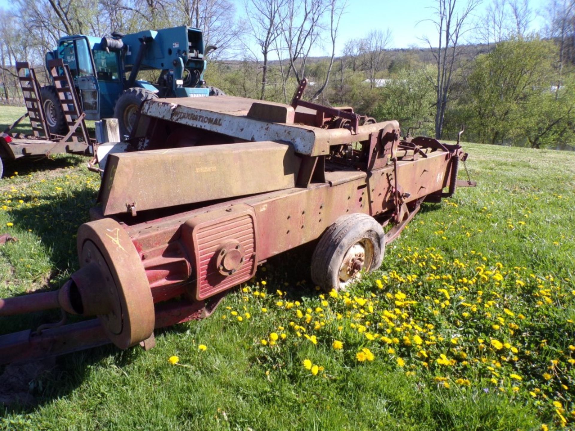 IH Square Baler - Needs Work (6667) - Image 2 of 2