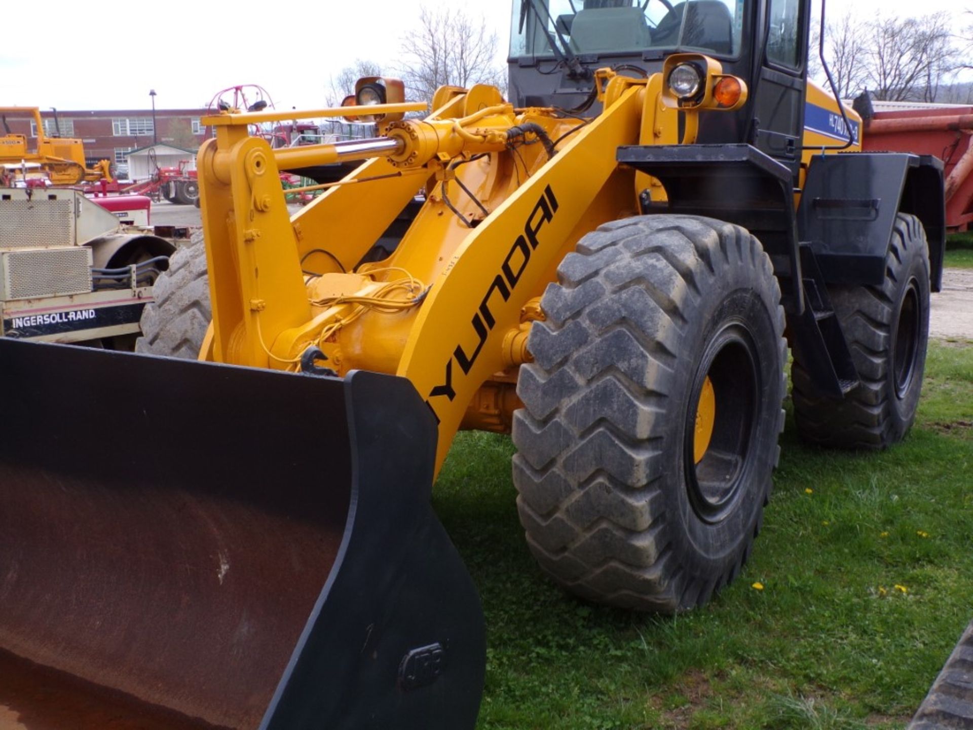 Hyndai HL-740XTD-3 4 WD Loader with JRB Hydraulic Quik Coupler, 2 1/2 Yard Bucket, 20.5-25 Tires, - Image 3 of 6
