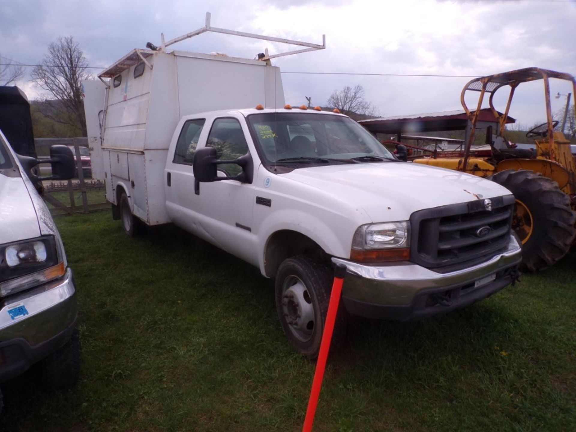 2000 Ford F450 Crew Cab White Utility Truck with Powerstroke Diesel , Auto, 2 WD, 19.5 Rubber, 299,
