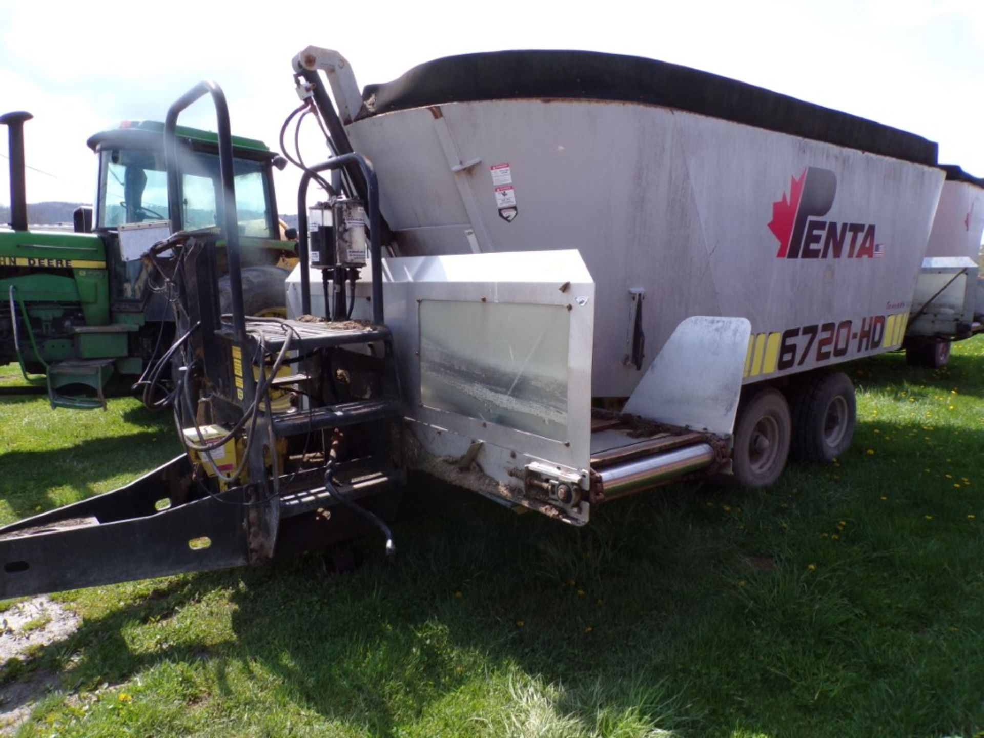 Penta 6720 HeAvy Duty Tornado Auger, Vertical Mixer Wagon w/Scales, Tandem Axle (4335)