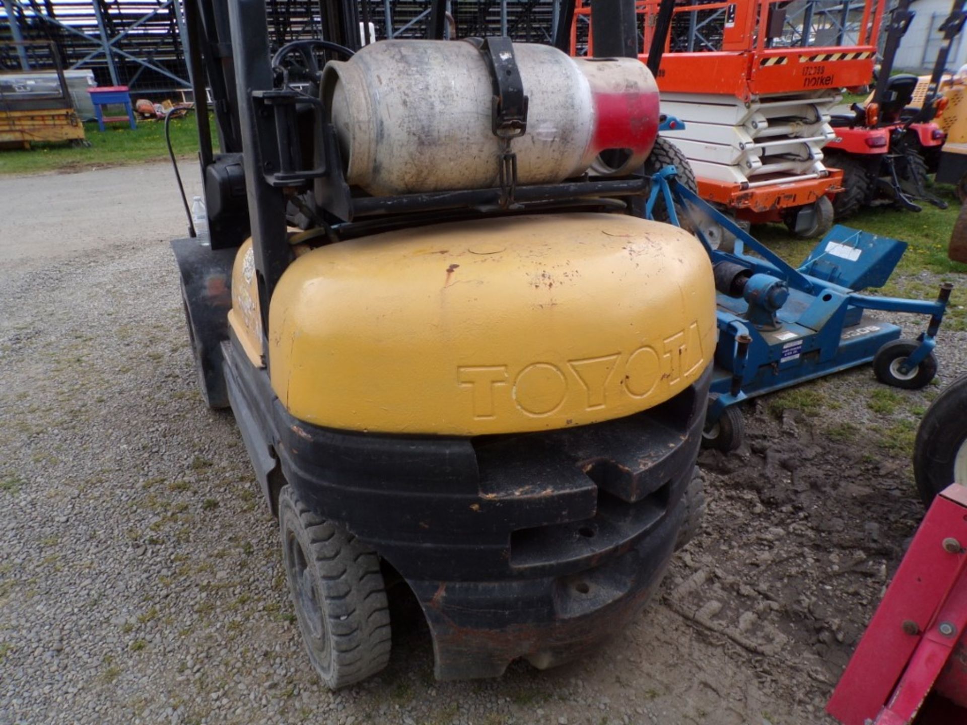 Toyota 6FG425 Forklift, LPG, 5000lb. Lift Capacity, 6136 Hrs., Side Shift, 60'' Forks, Runs & Works, - Image 2 of 5