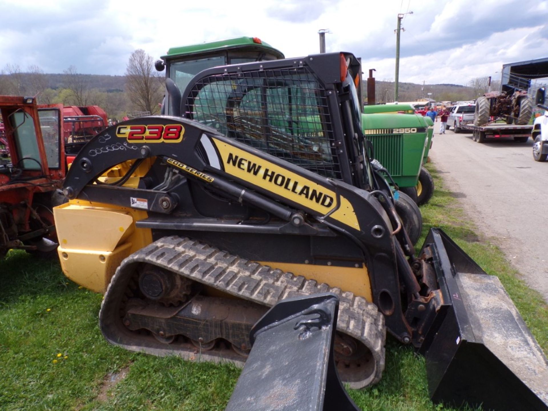 New Holland C238 Tracked Skid Loader, EROPS Cab with AC, Hand Controls, 78'' Bucket, Aux.