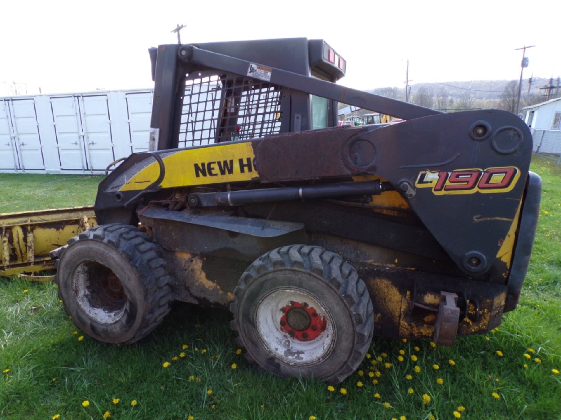 New Holland L190 Skid Steer Loader, Runs, Won't Move, Boom Has Been Welded, 6178 Hours, No Bucket - Image 2 of 3