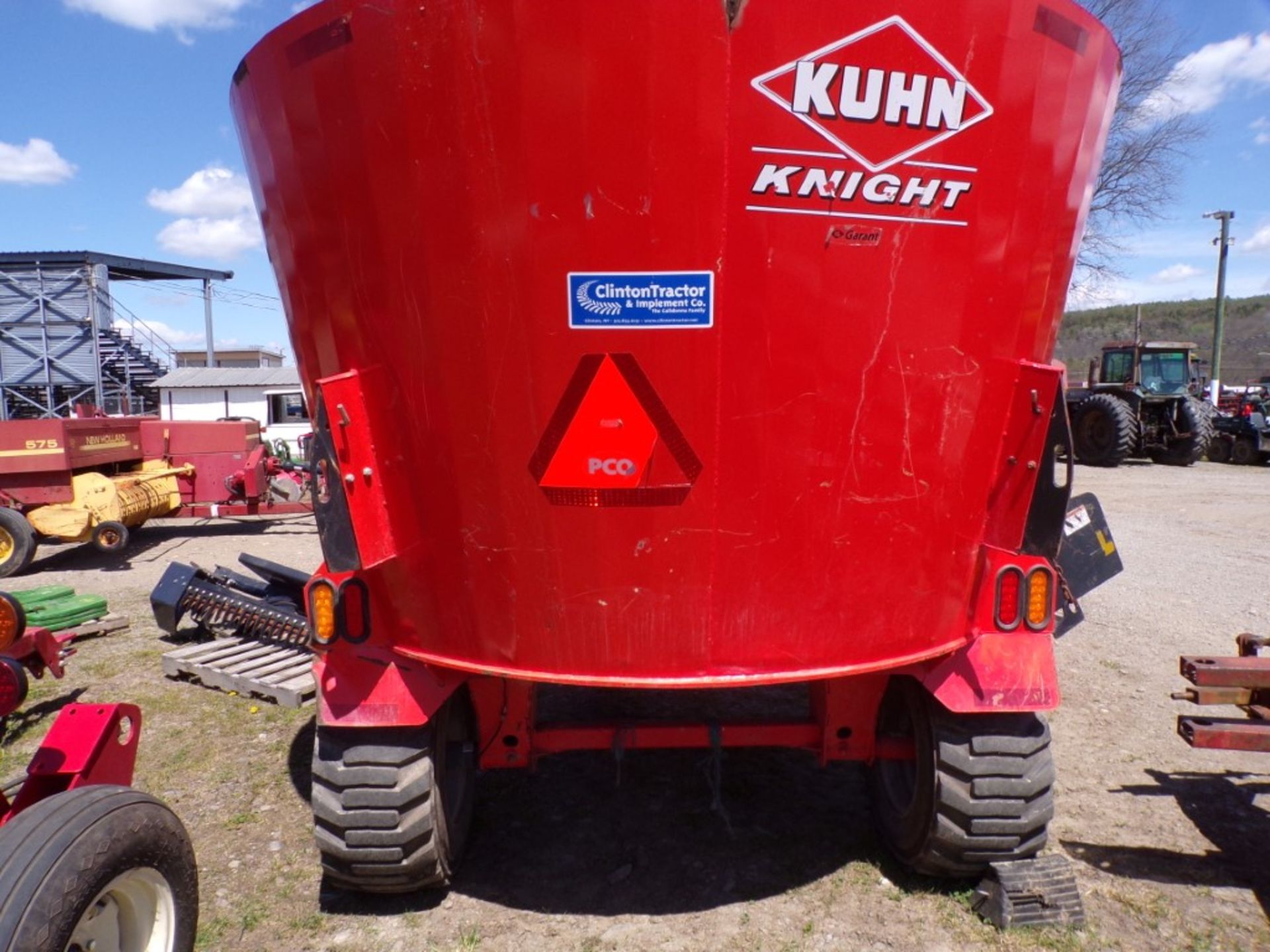 Kuhn 5127 Vertical Mixing/Feeder Wagon - Like New, Never Came w/Scales - Super Nice! (4395) - Image 3 of 3
