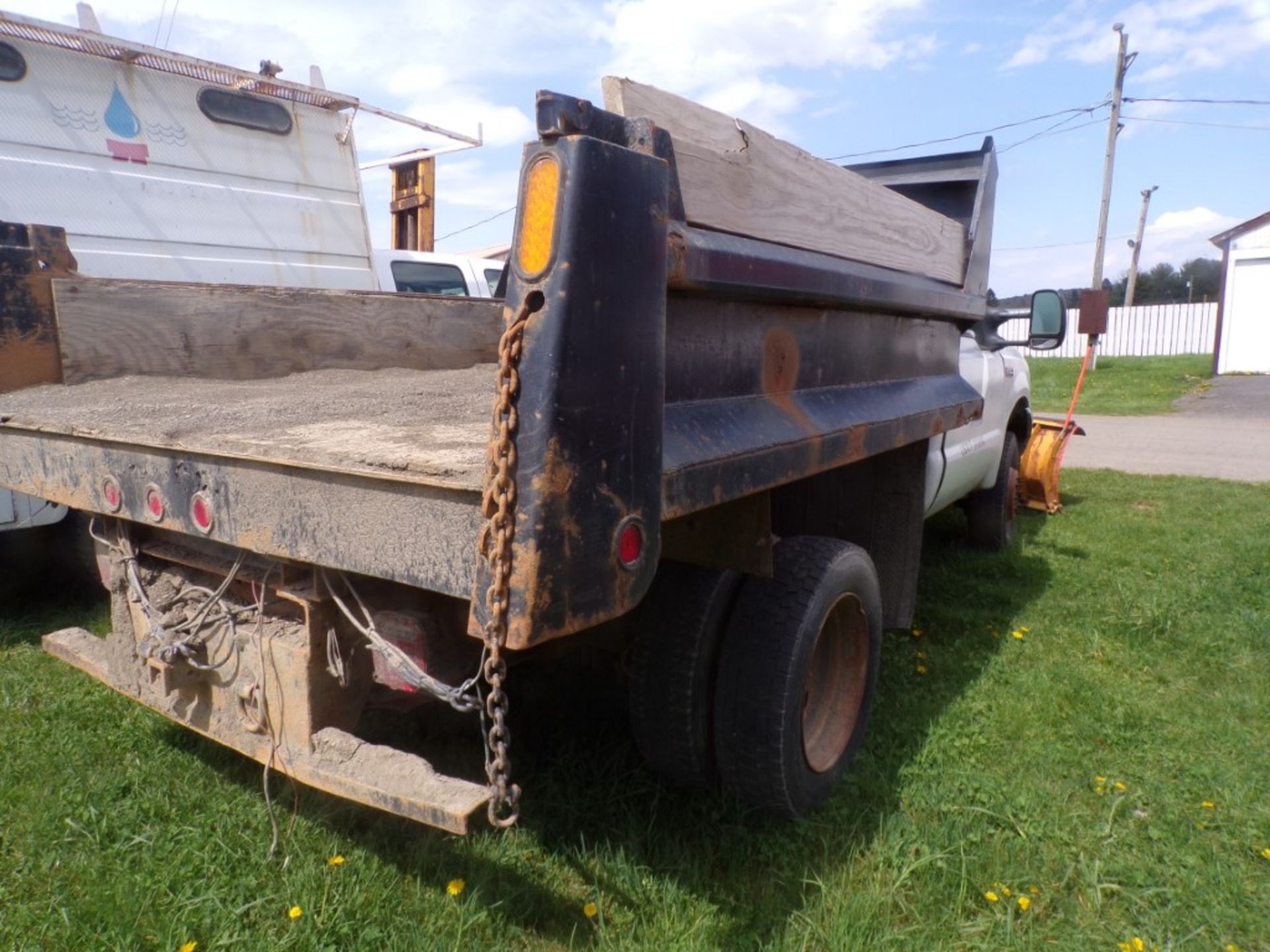 2004 Ford F550 Reg. Cab Dump Truck, 4 WD, Auto, Gas, EZ-V Plow by Fisher, Vin. # 1FDAF57S14ED46294 - - Image 5 of 6