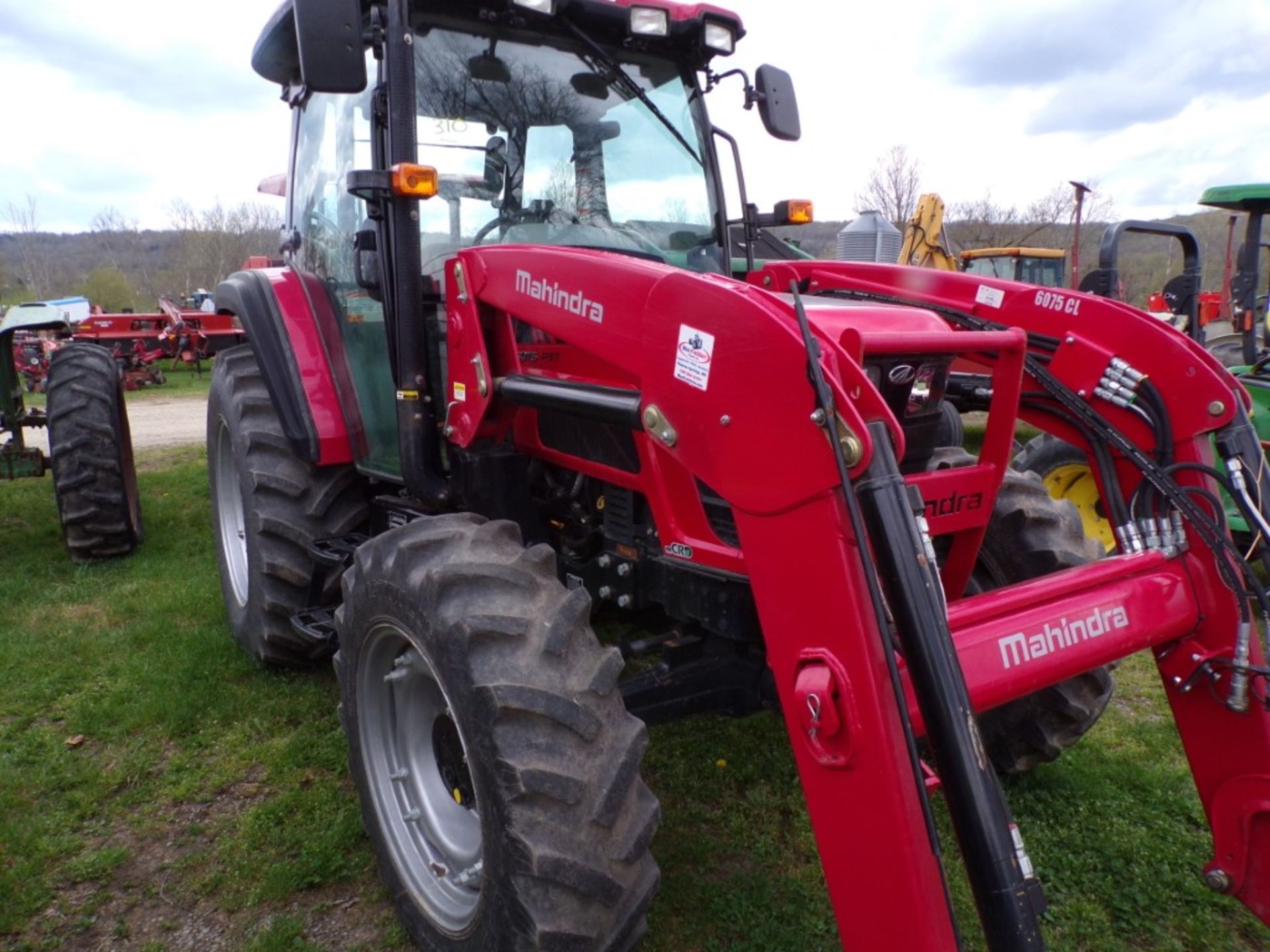 Mahindra 6075-PST 4 WD Tractor with 6075 CL Loader, Shuttle Trans., Skid Steer Bucket Coupler, - Image 4 of 8