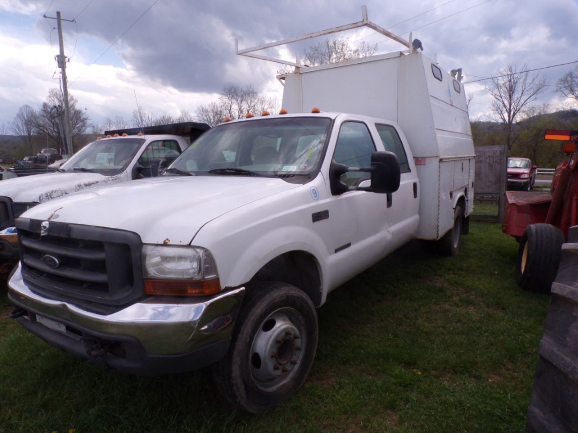 2000 Ford F450 Crew Cab White Utility Truck with Powerstroke Diesel , Auto, 2 WD, 19.5 Rubber, 299, - Image 2 of 8