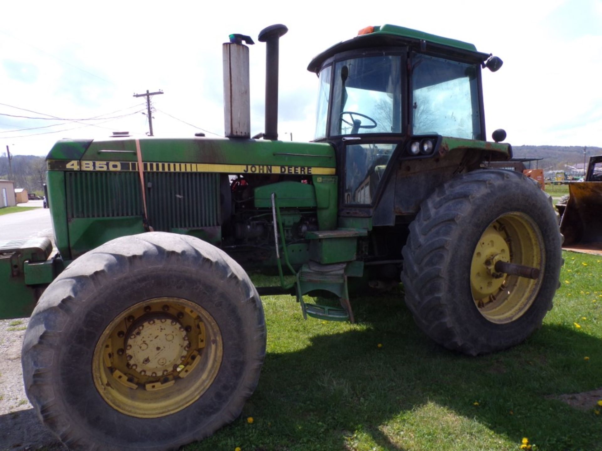 John Deere 4850 4 WD Tractor, 3 PTH, 1000 RPM, PTO, 3 Rear Hyd. Remotes, 15 Spd. Powershift, - Image 2 of 4