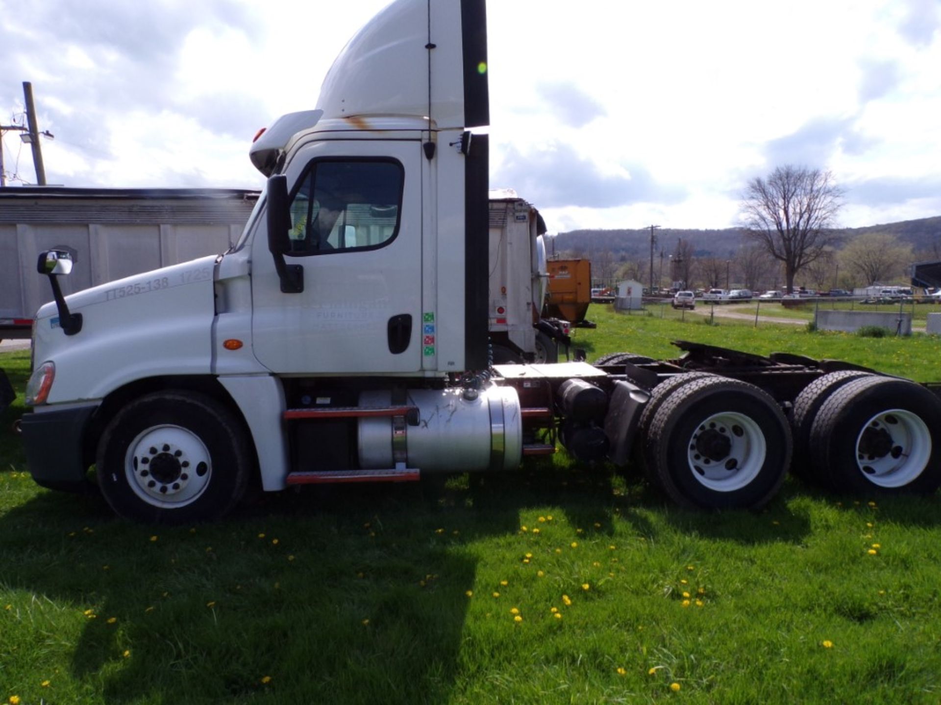 2017 Freightliner Cascadia Tandem Axle Day Cab Truck Tractor, Detroit dd15 Engine, 10 Spd. Manual