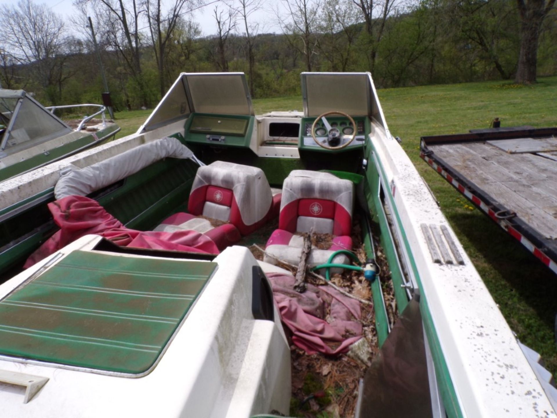 Glastron Closed Bow Fiberglass Boat on Tandem Axle Trailer, 302 Evinrude In Board V-8 (6024) - Image 4 of 4