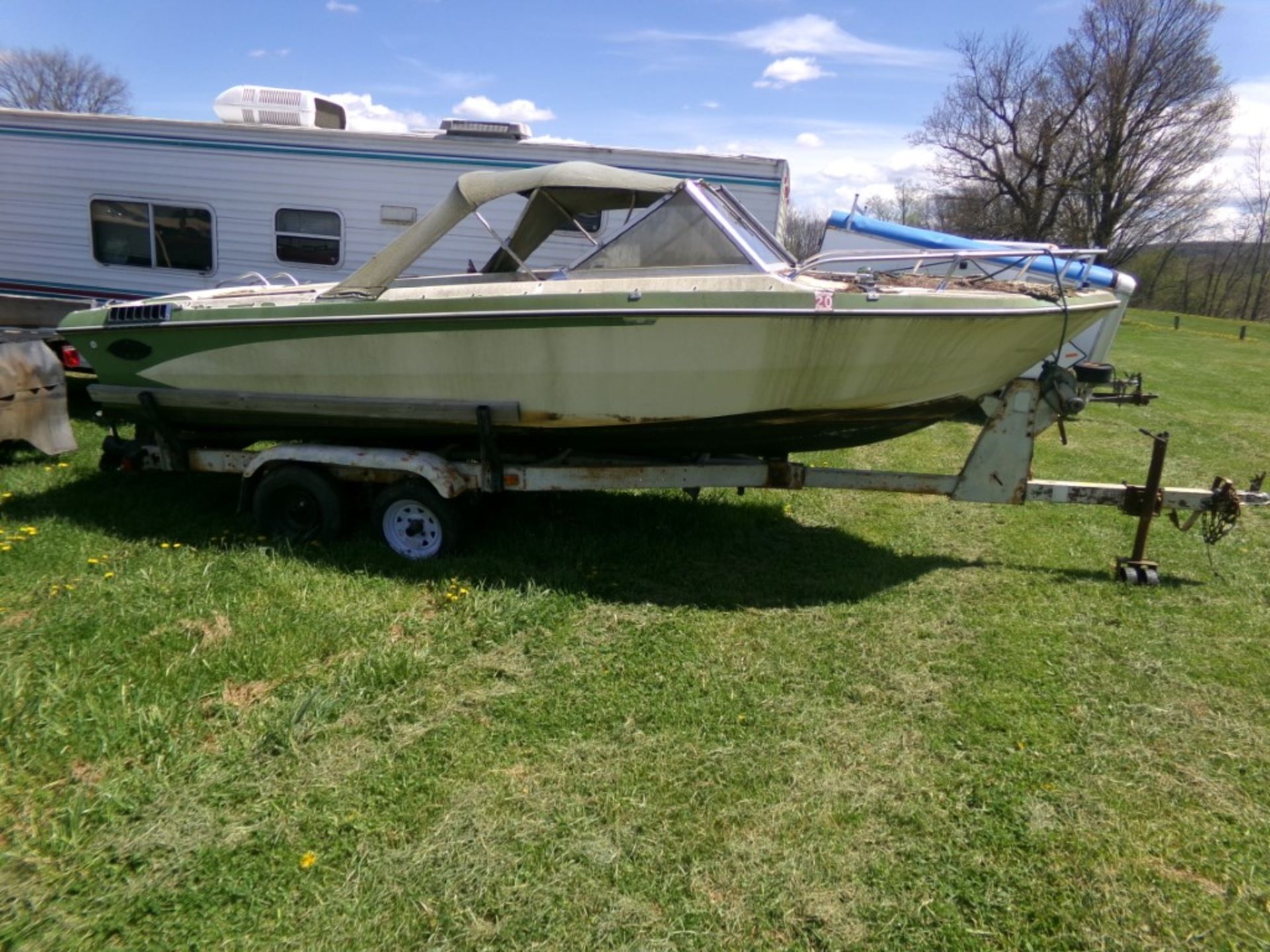 Glastron Closed Bow Fiberglass Boat, Inboard Inline 6 On Tandem Axle Trailer - NO PAPERWORK ON - Image 2 of 3