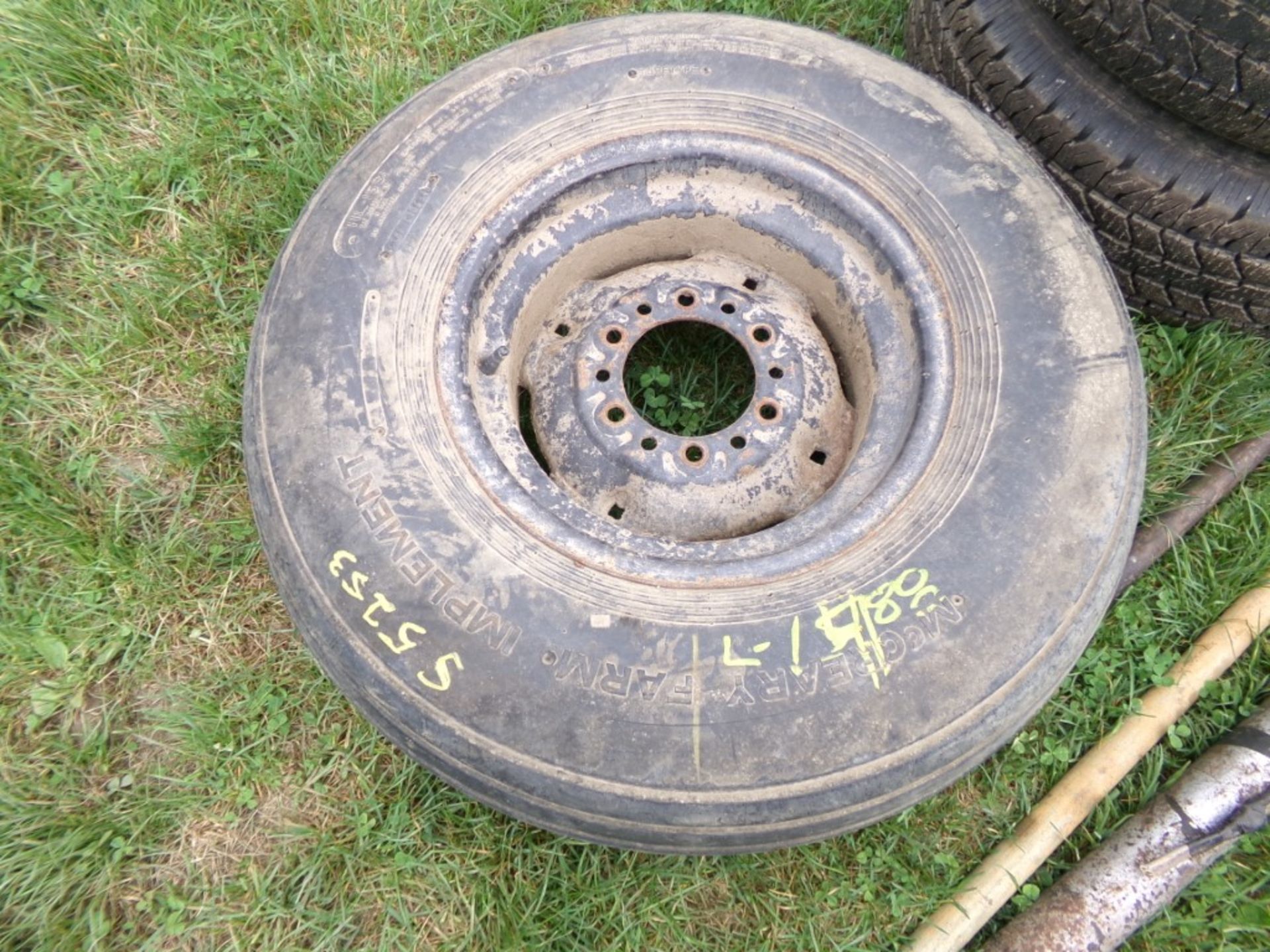 11-15 Floatation Tire on Multi Lug Pattern Wheel (5253)