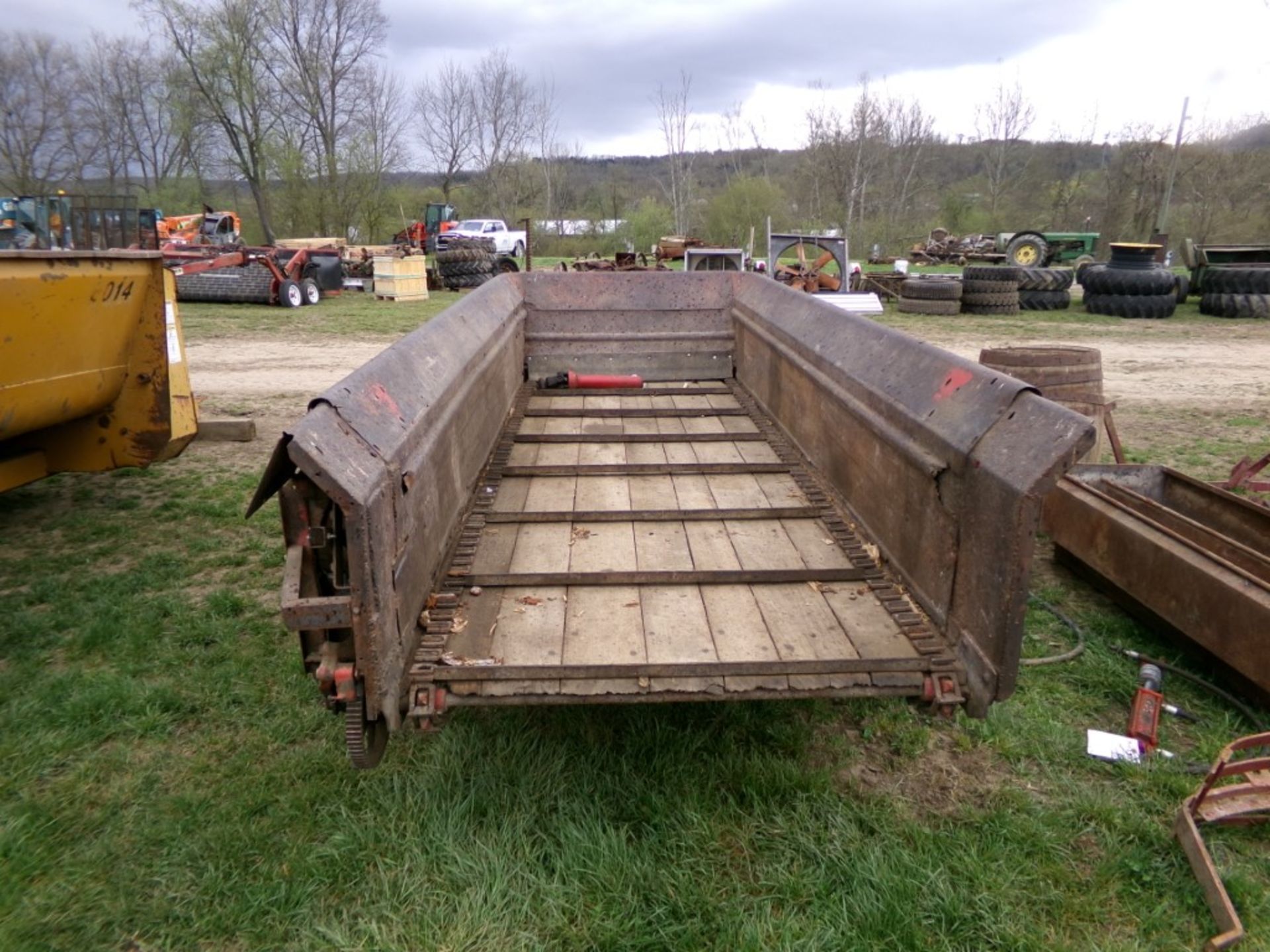 Single Axle New Holland Manure Spreader/Self Unloading Wood Wagon (5296) - Image 3 of 3