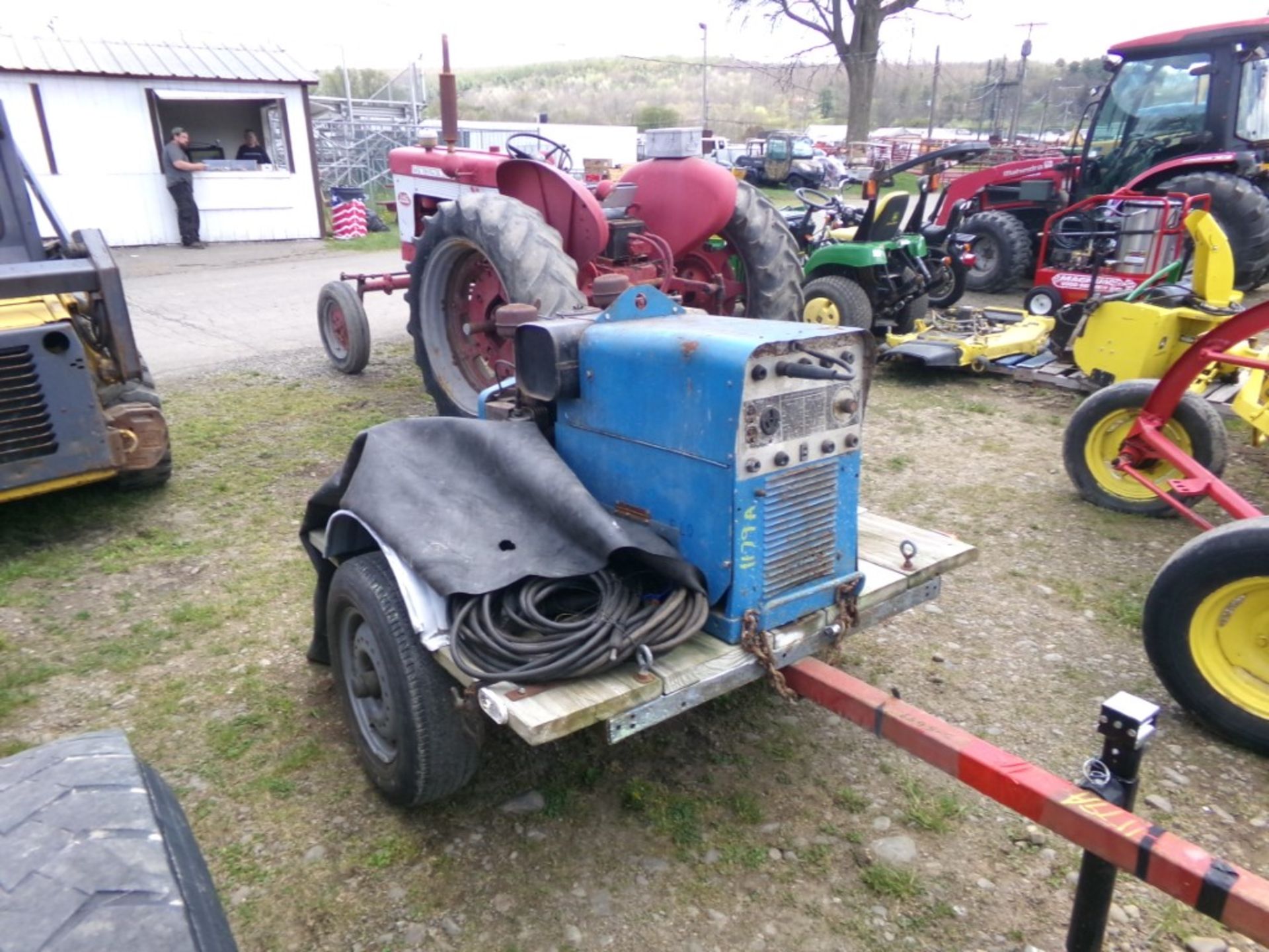 Blue Gas Powered Welder Mounted on Trailer (5649) - Image 2 of 3