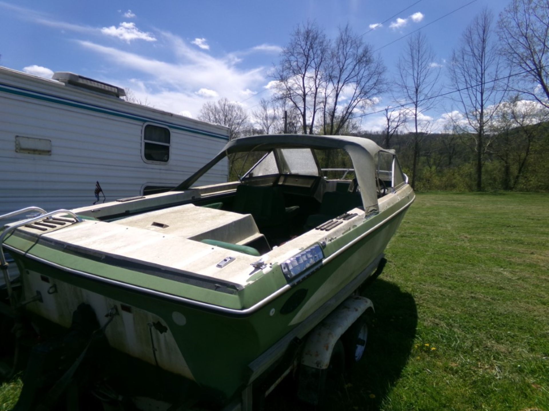 Glastron Closed Bow Fiberglass Boat, Inboard Inline 6 On Tandem Axle Trailer - NO PAPERWORK ON - Image 3 of 3