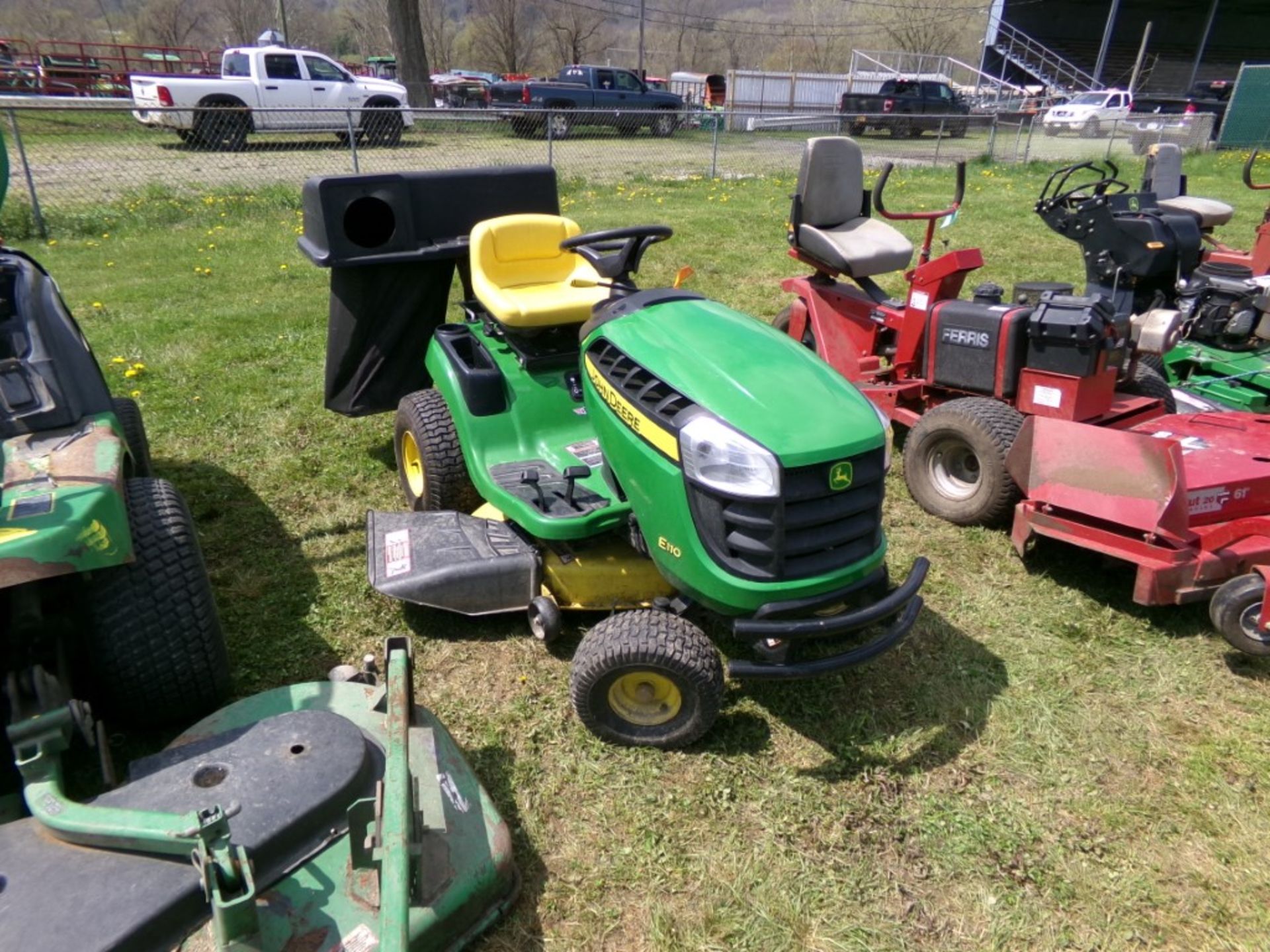 JD E110 Mower w/42'' Deck, 19 HP Briggs & Stratton Engine, w/JD Bagger System, 125 Hrs, Ser # 028202 - Image 2 of 3