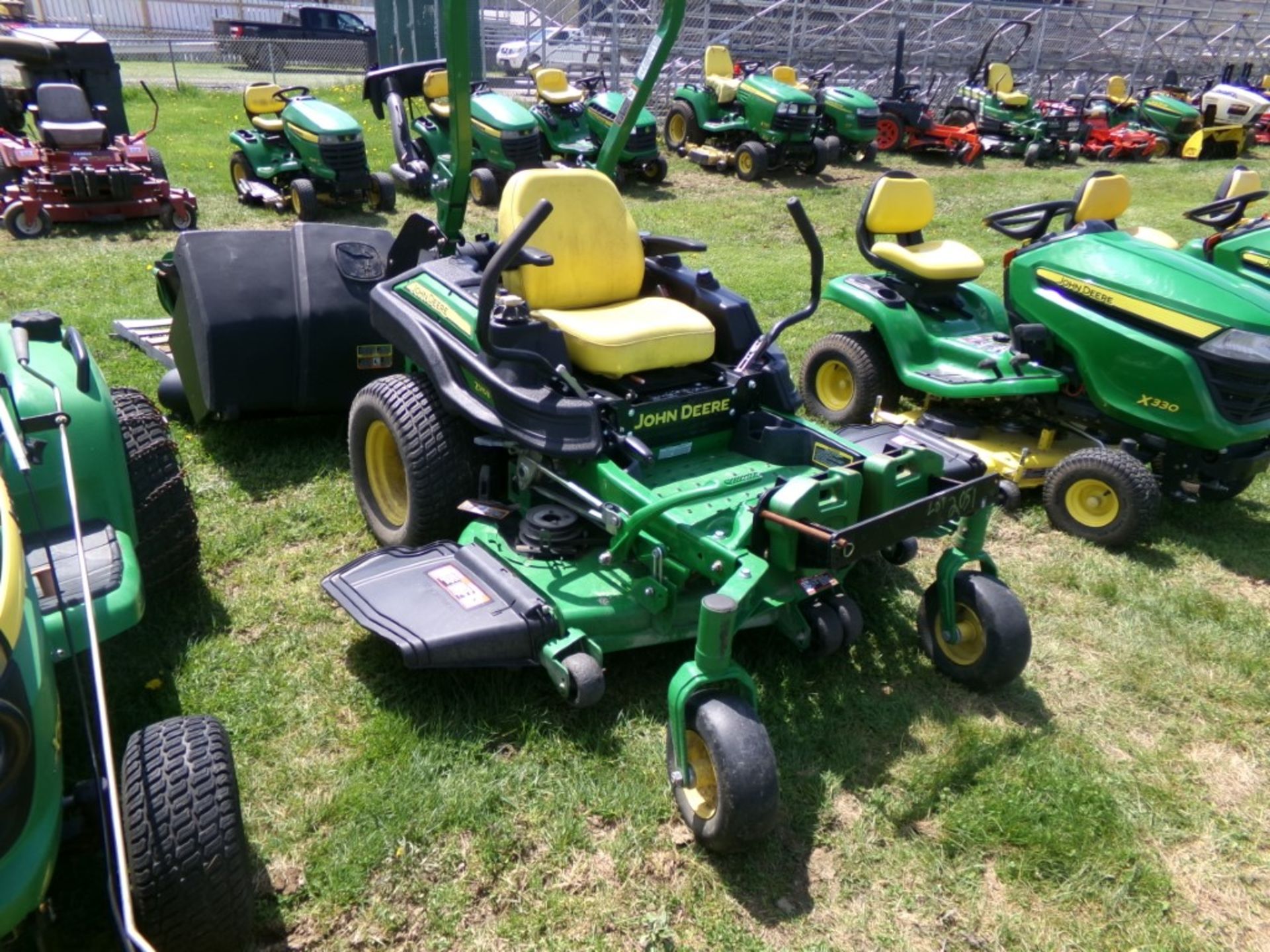 JD Z915B Z-Trak Zero-Turn w/54'' 7 Iron Deck, 23.9 HP Eng, JD Bagger System, (2) 20 Kg JD Weights, - Image 2 of 3