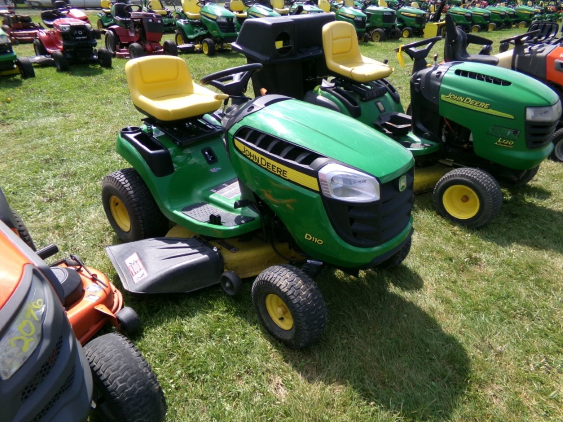 John Deere D110, 36'' Deck, 19 Hp., 87 Hours (4535) - Image 2 of 2