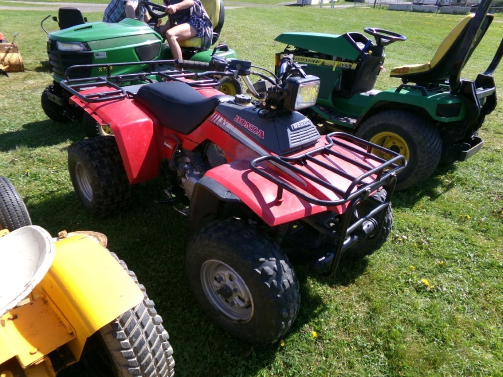 Red Honda Four Trax 250 ATV, 86-87, Runs and Works (5842) - Image 2 of 2